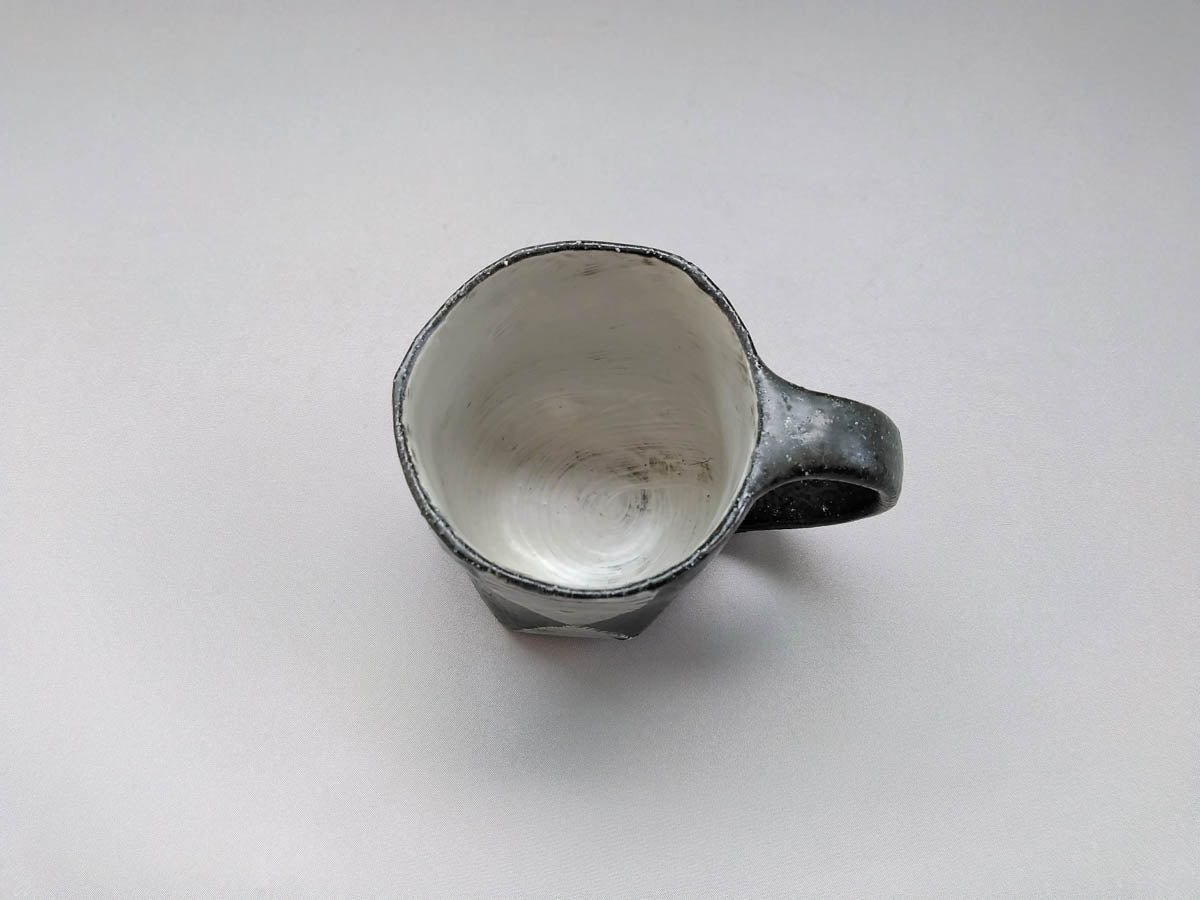 黒釉白地菱型線彫六角マグ【大友辰雄】