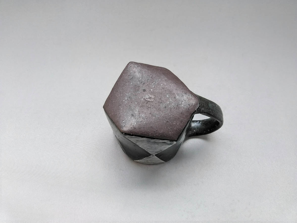 黒釉白地菱型線彫六角マグ【大友辰雄】