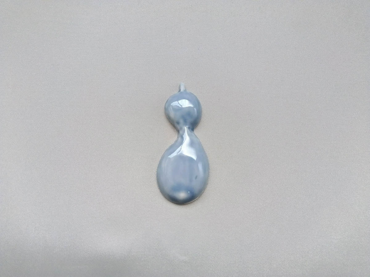 瓢型箸置き うす青【陶工房楽】