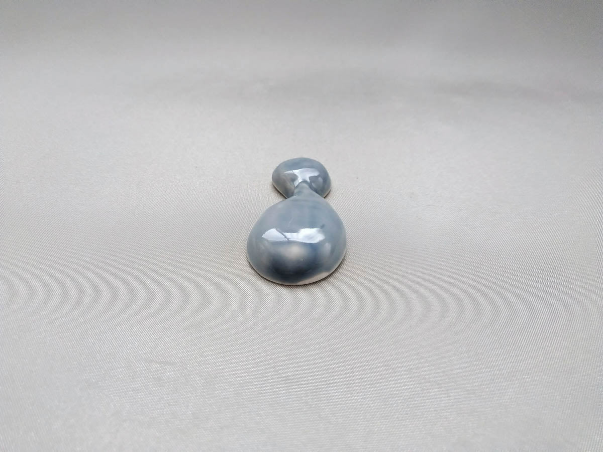 瓢型箸置き うす青【陶工房楽】