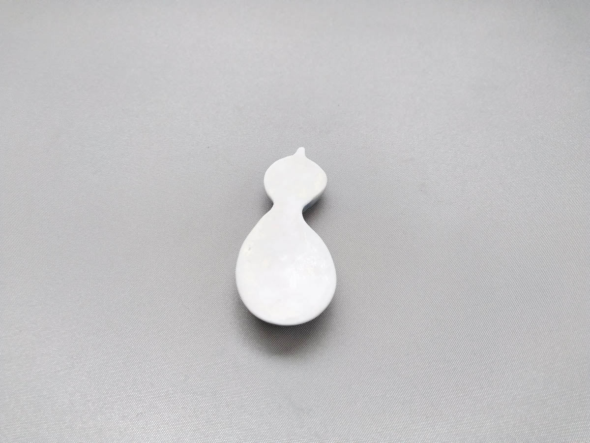 瓢型箸置き うす青【陶工房楽】