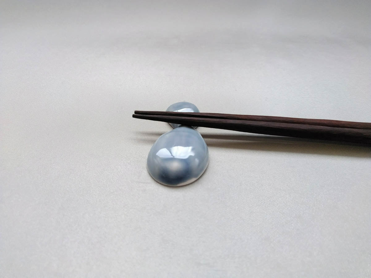 瓢型箸置き うす青【陶工房楽】