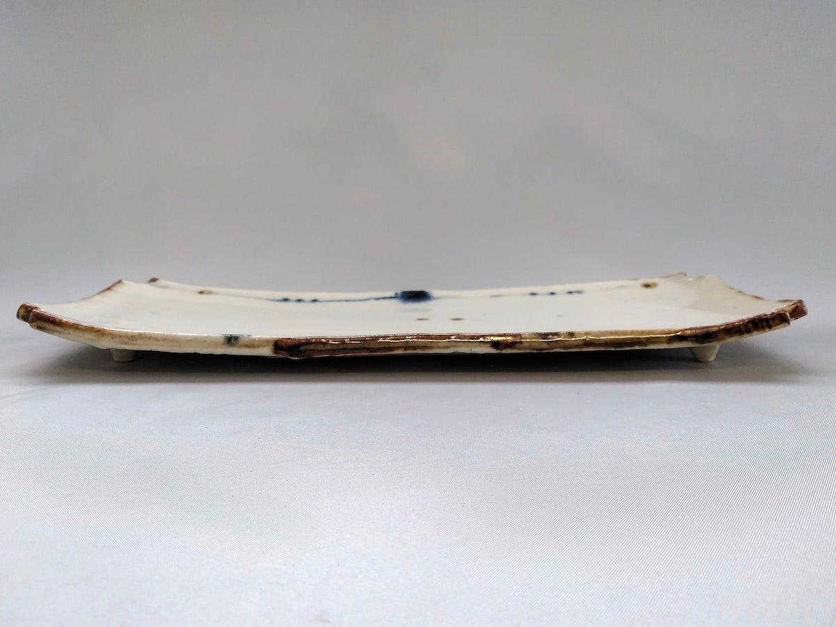 安南楽描隅切長皿【南窯】
