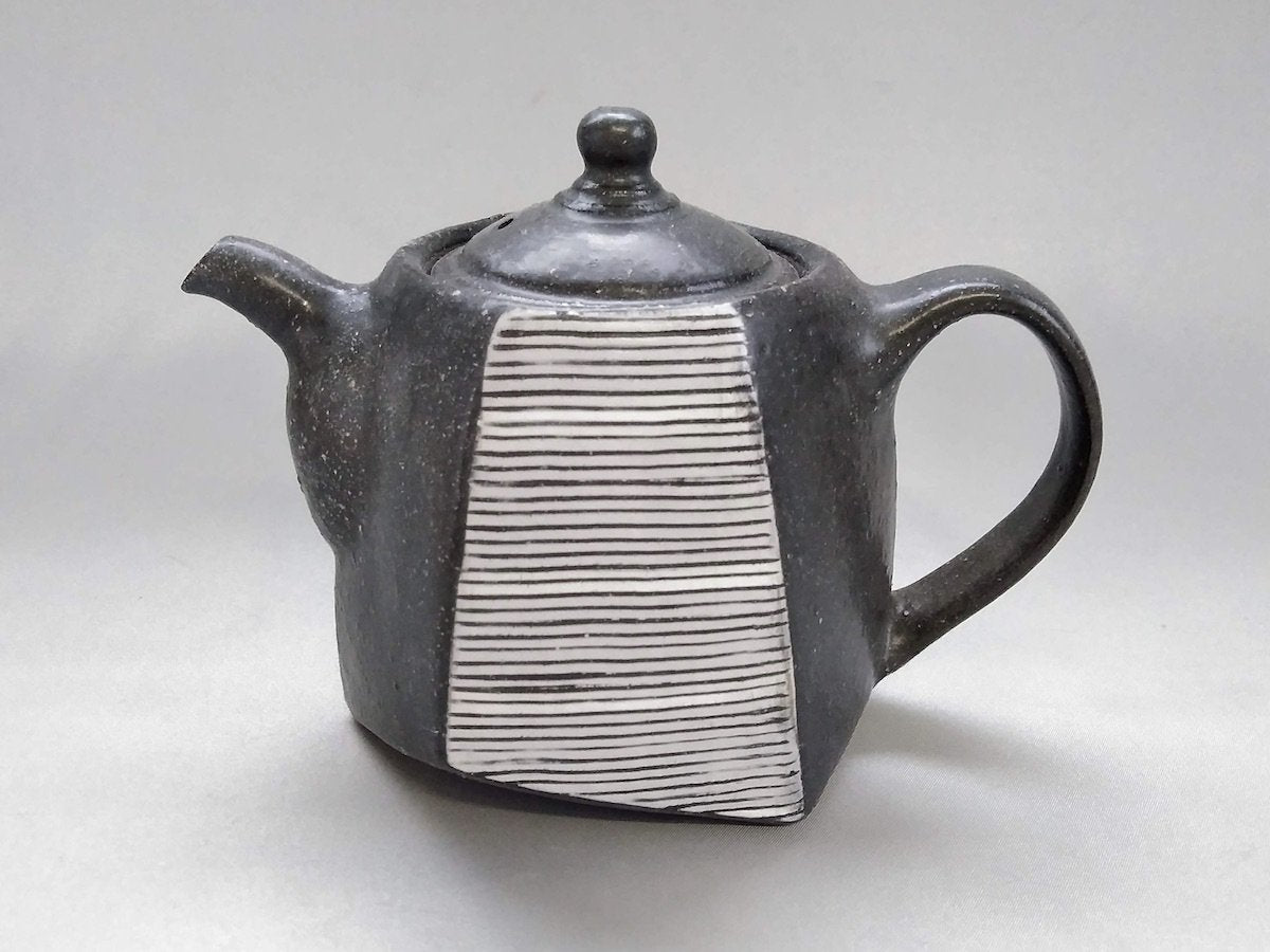 黒釉白地線彫六角ポット【大友辰雄】