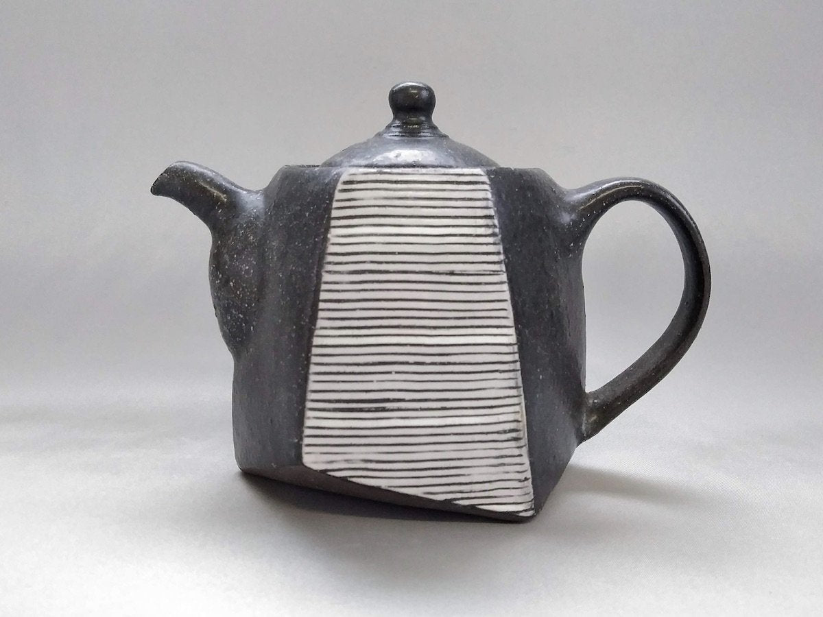 黒釉白地線彫六角ポット【大友辰雄】