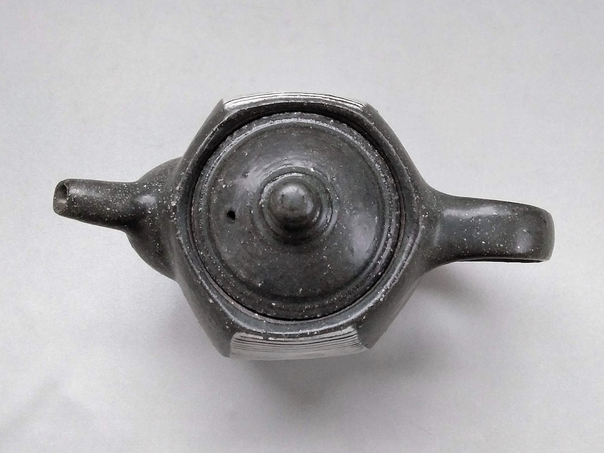 黒釉白地線彫六角ポット【大友辰雄】