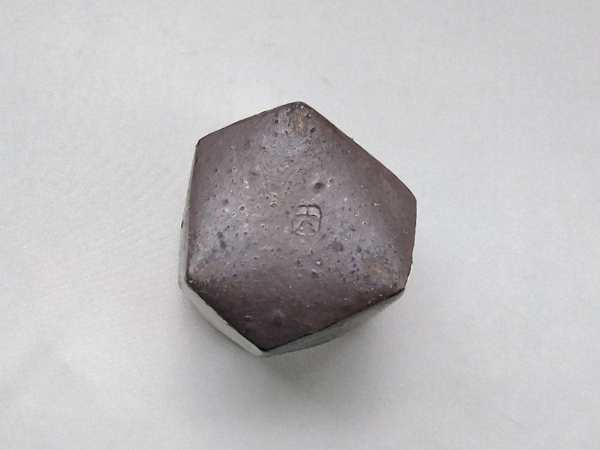 黒釉白地線彫六角湯呑【大友辰雄】