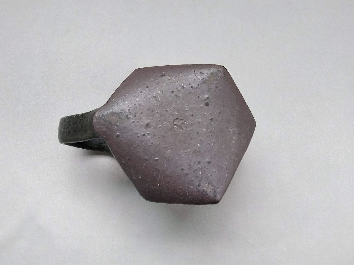 黒釉白地線彫六角マグ【大友辰雄】