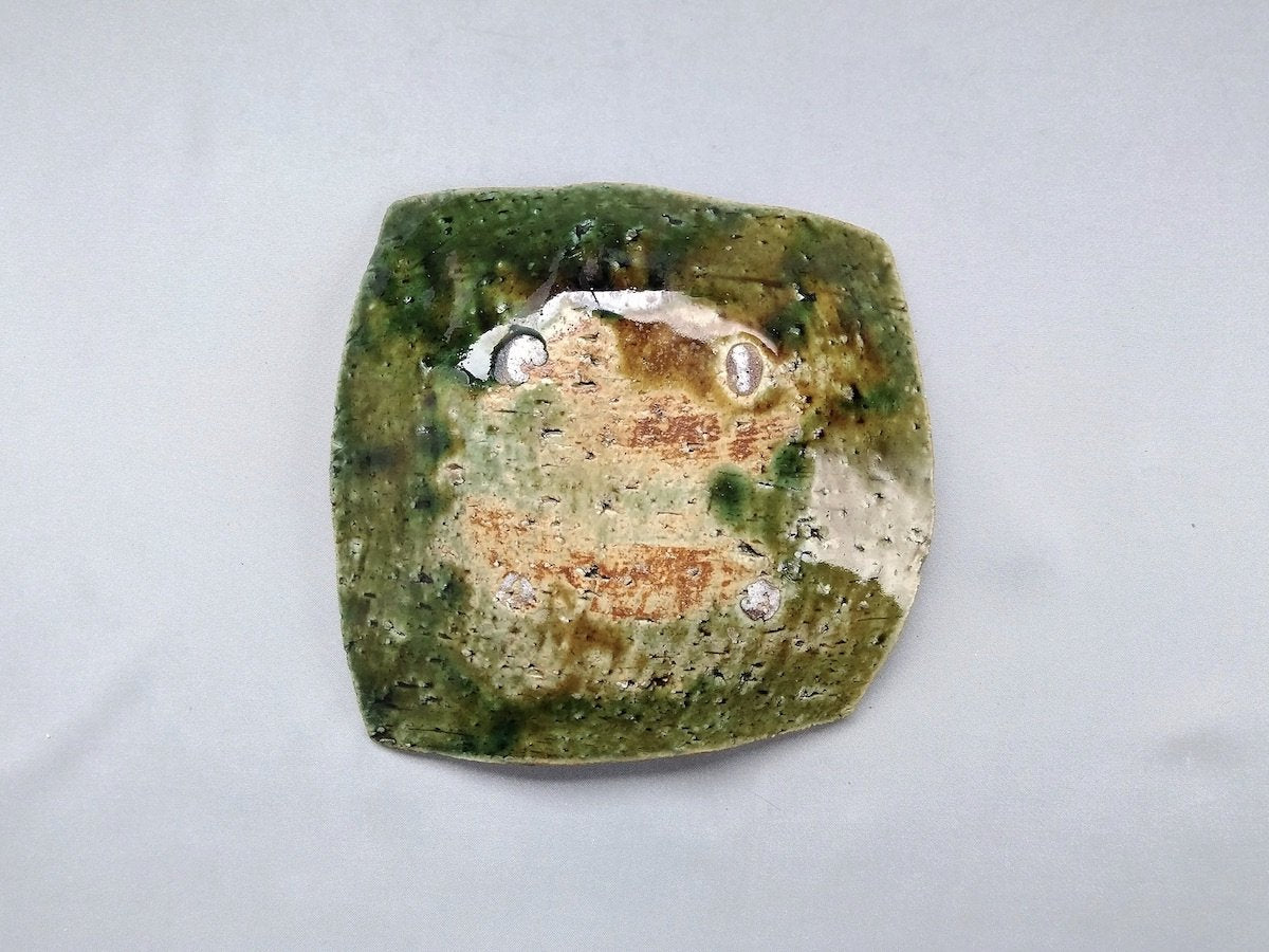 織部外白茶ドット角取皿【山本一仁】