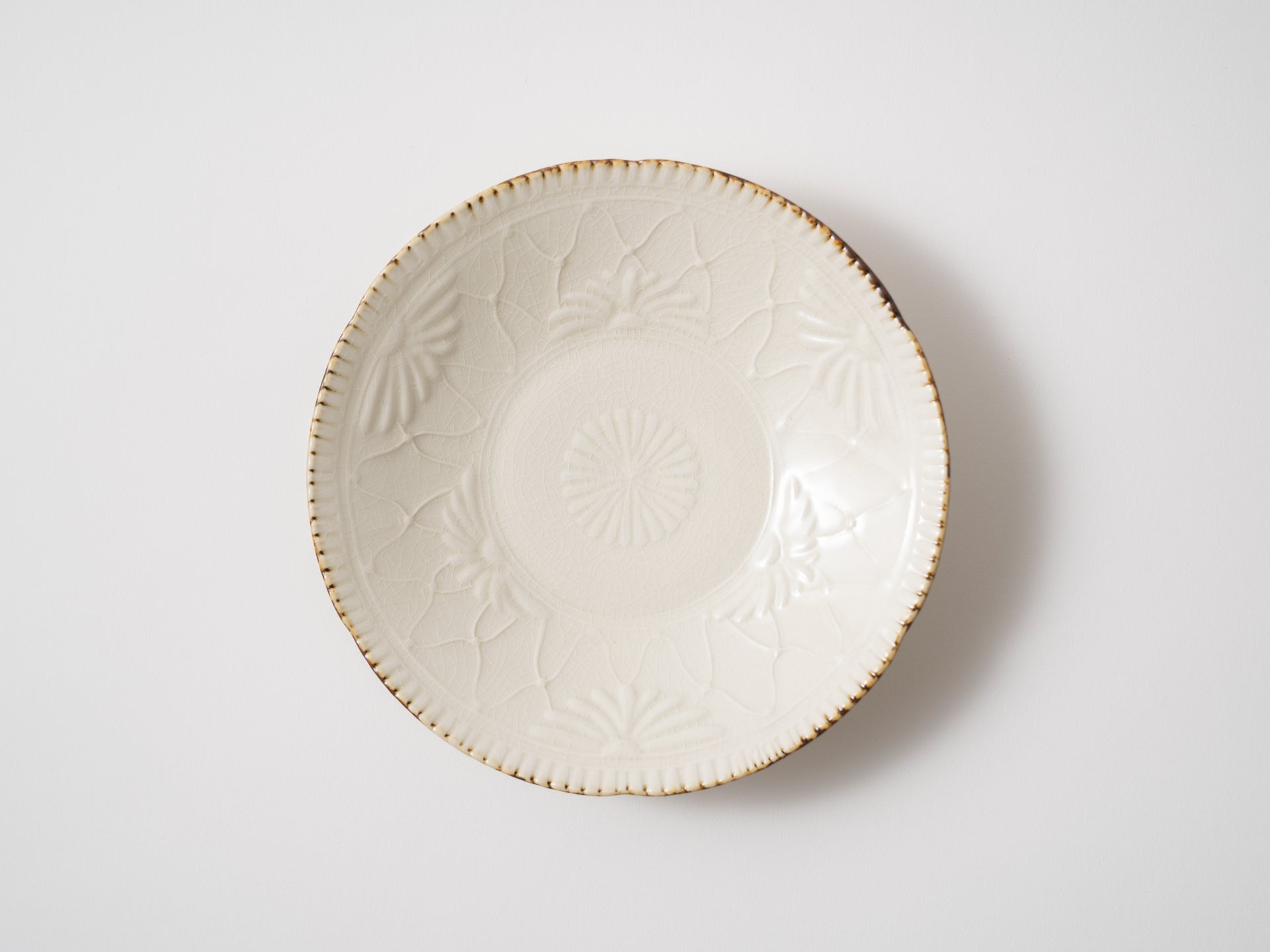 Half chrysanthemum mesh pattern 6-inch plate [Aki Murata]