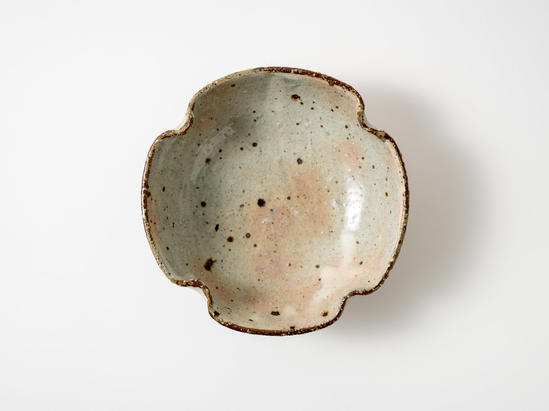 Ash glaze decorative four-leaf bowl [Shinichi Kotsuji]
