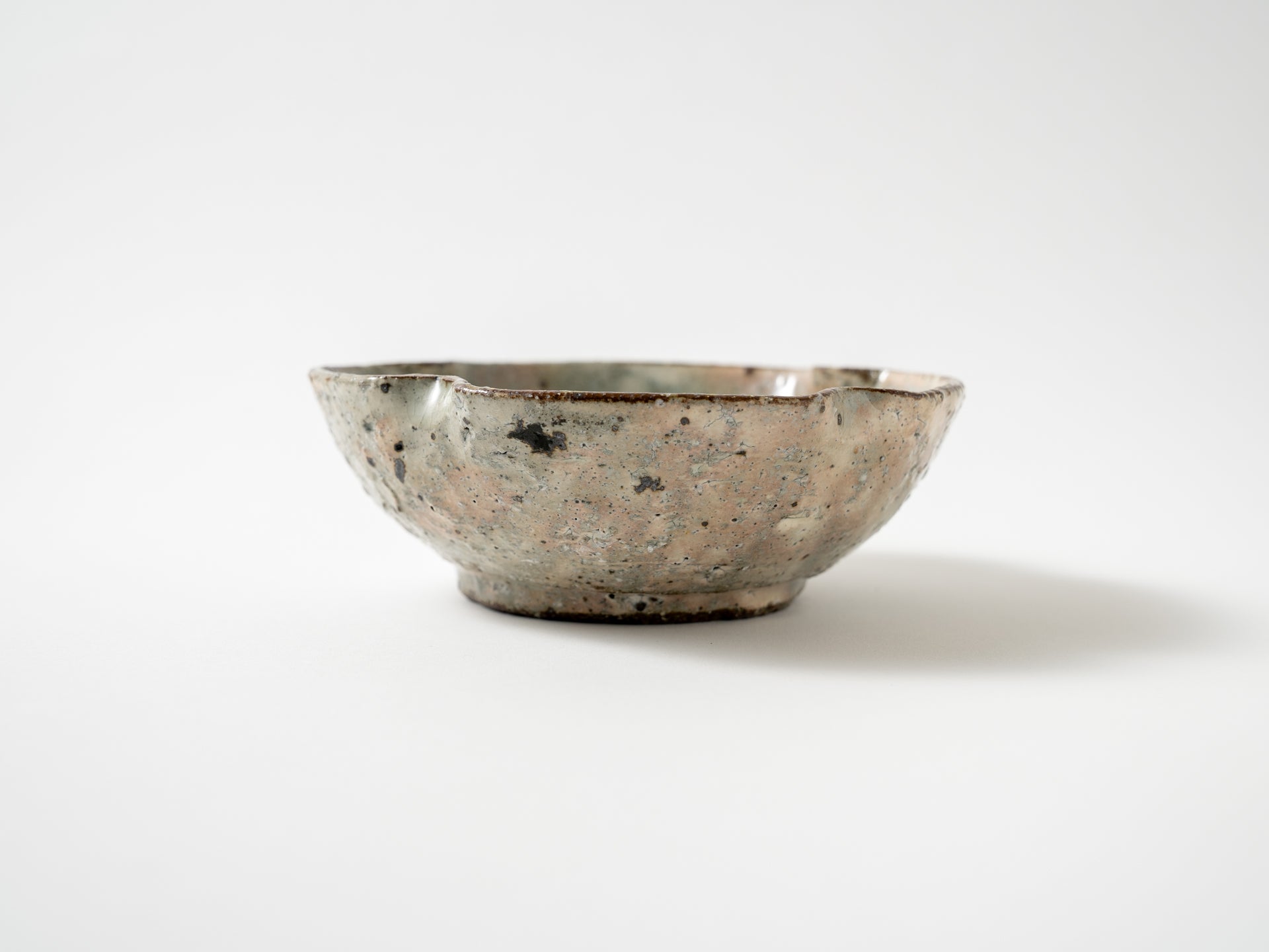 Ash glaze decorative four-leaf bowl [Shinichi Kotsuji]