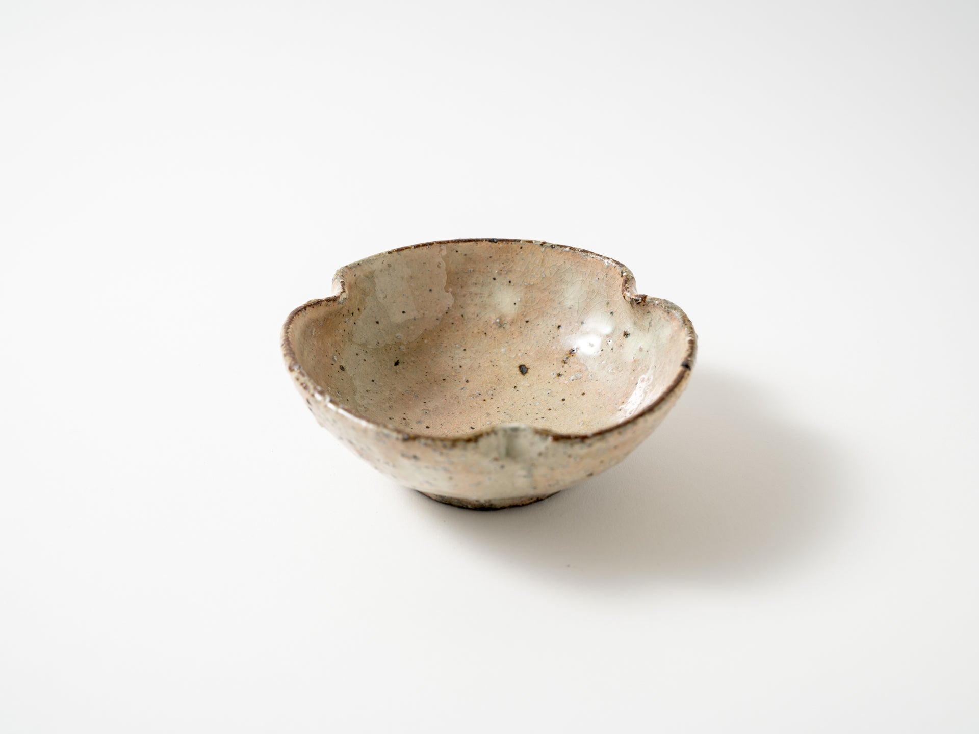 Ash glaze decorative trefoil bowl [Shinichi Kotsuji]
