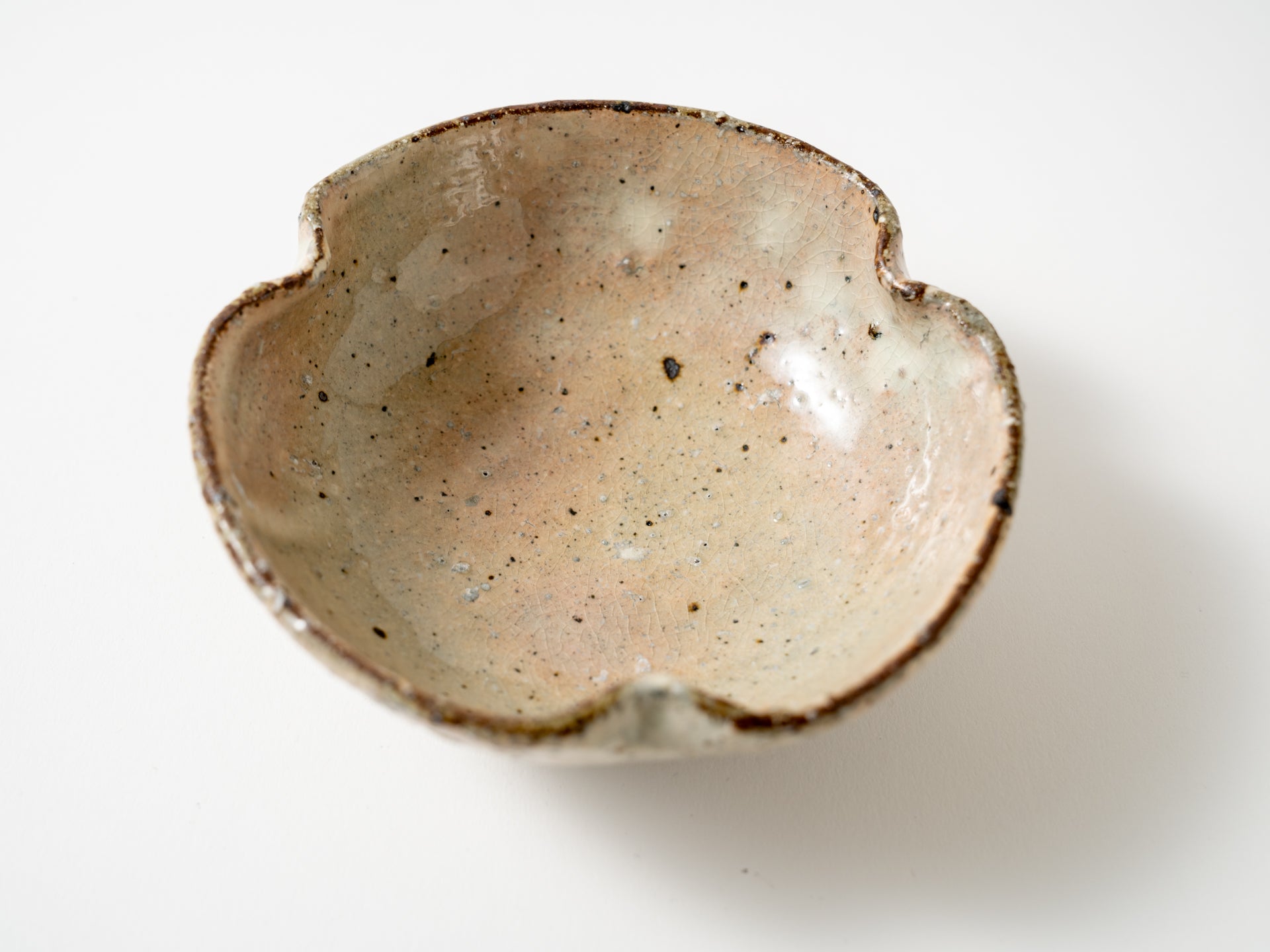Ash glaze decorative trefoil bowl [Shinichi Kotsuji]