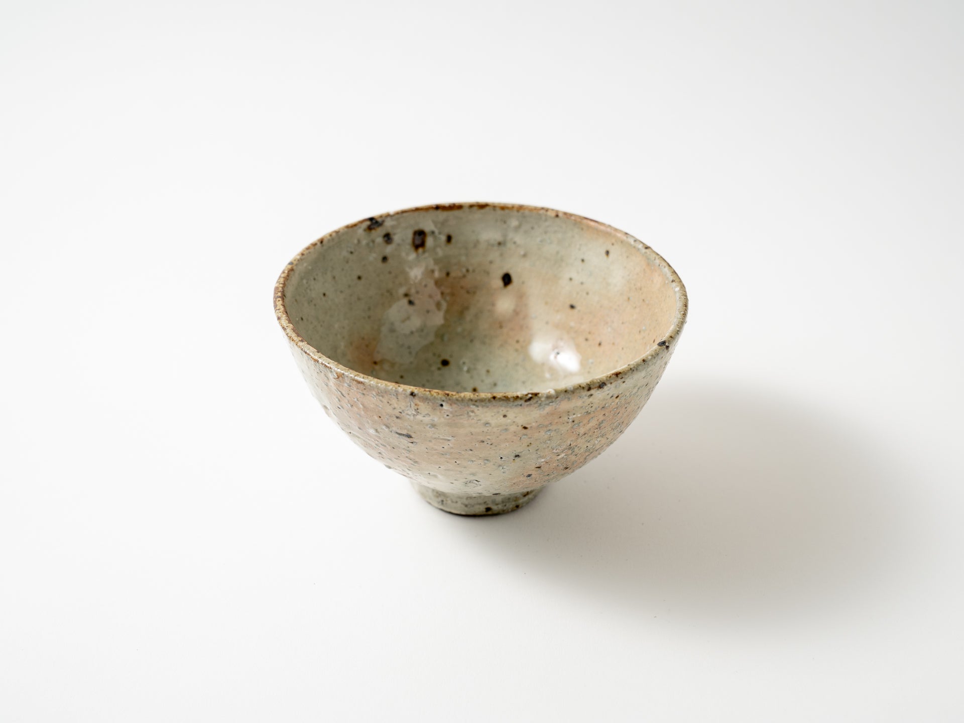 Ash glaze makeup tea bowl large [Shinichi Kotsuji]