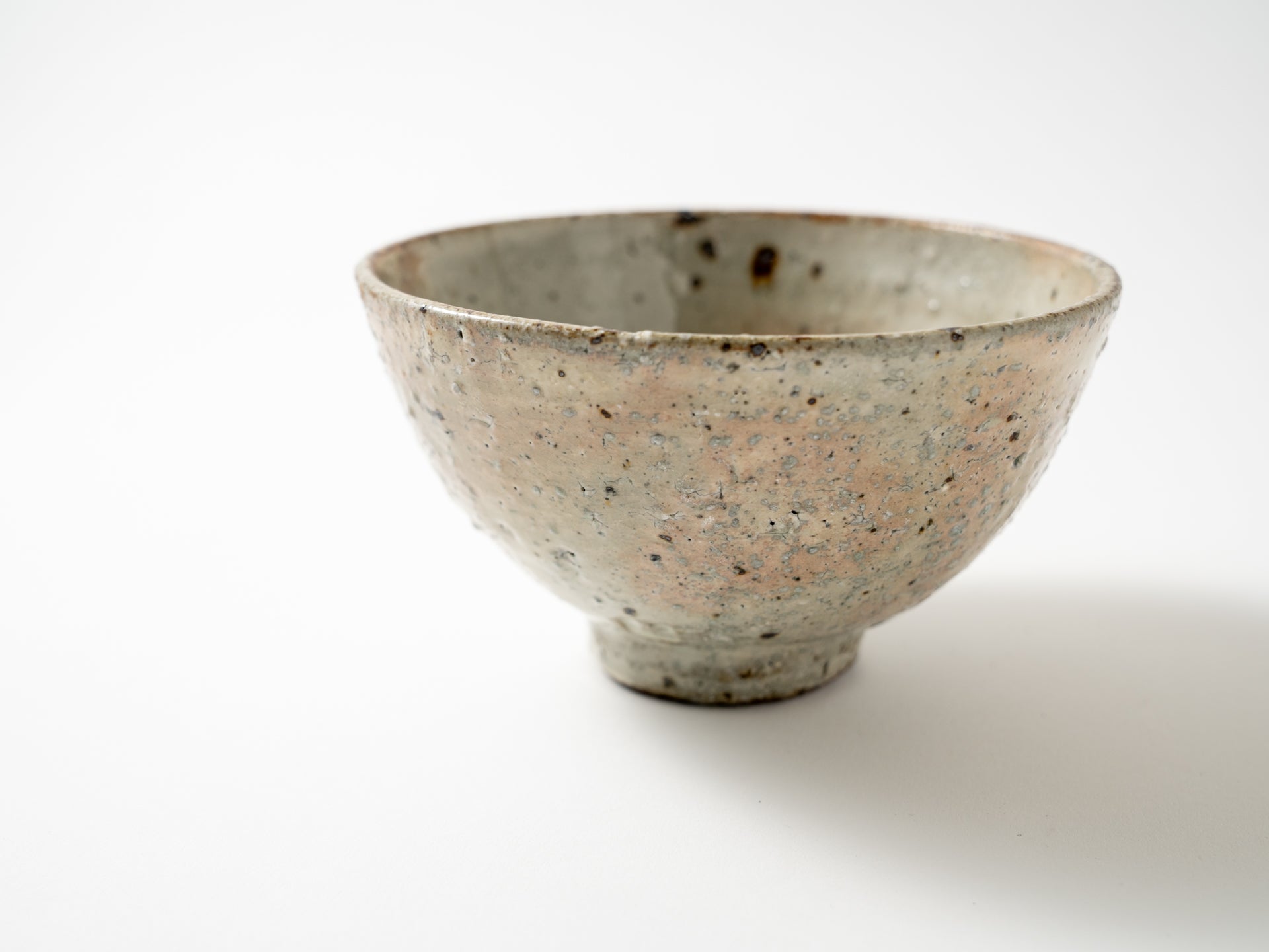Ash glaze makeup tea bowl large [Shinichi Kotsuji]
