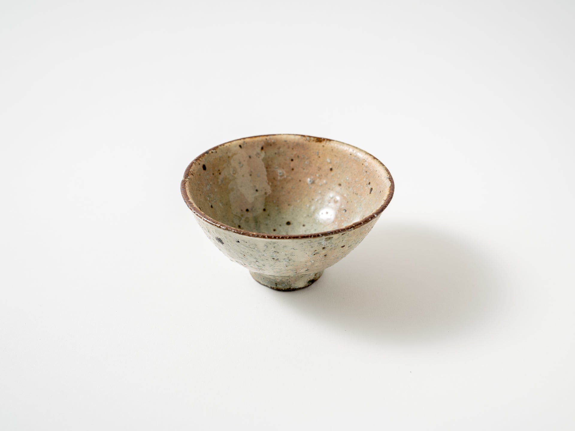 Ash glaze makeup tea bowl [Shinichi Kotsuji]