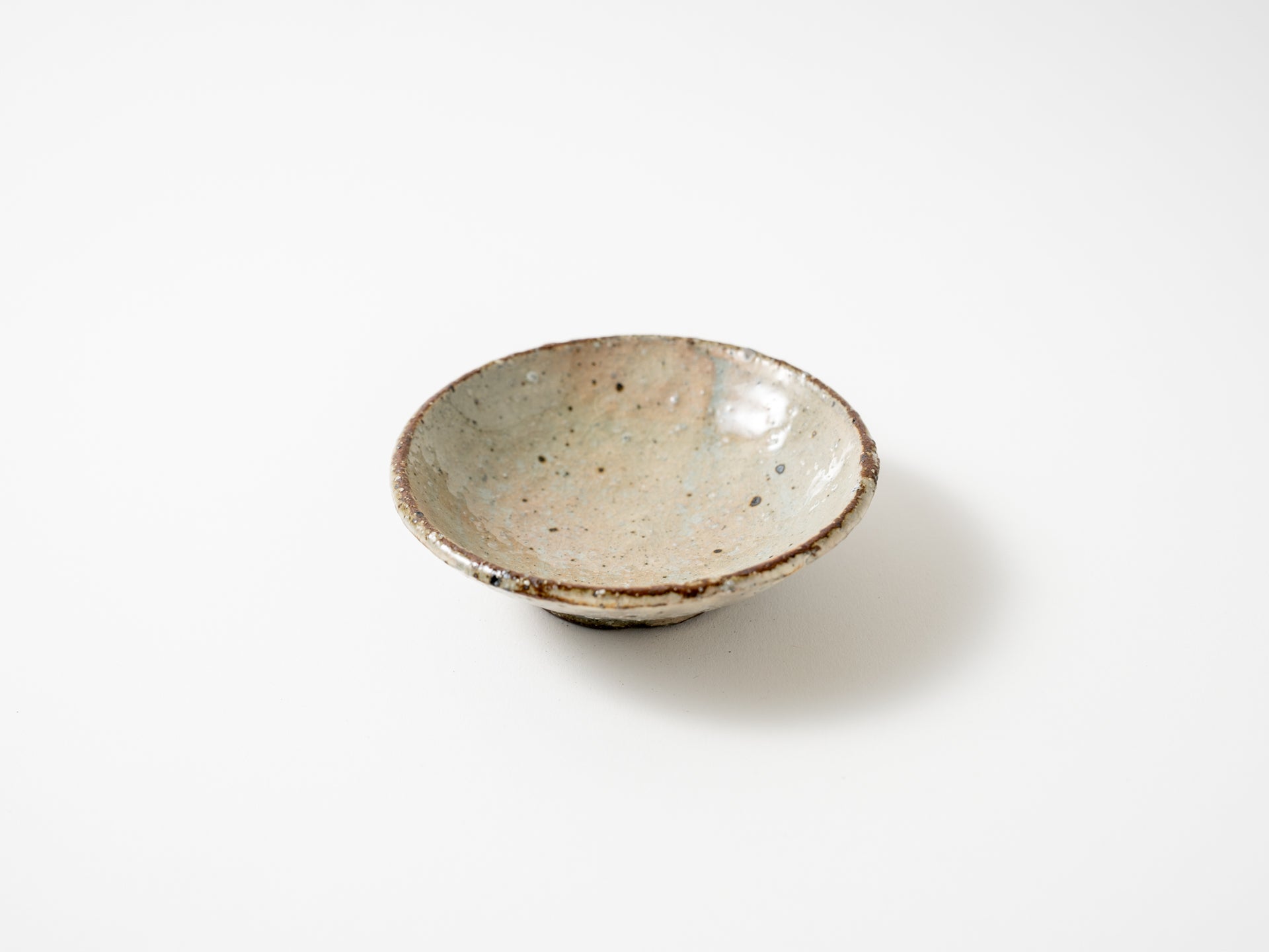 Ash glaze decorative bean plate [Shinichi Kotsuji]