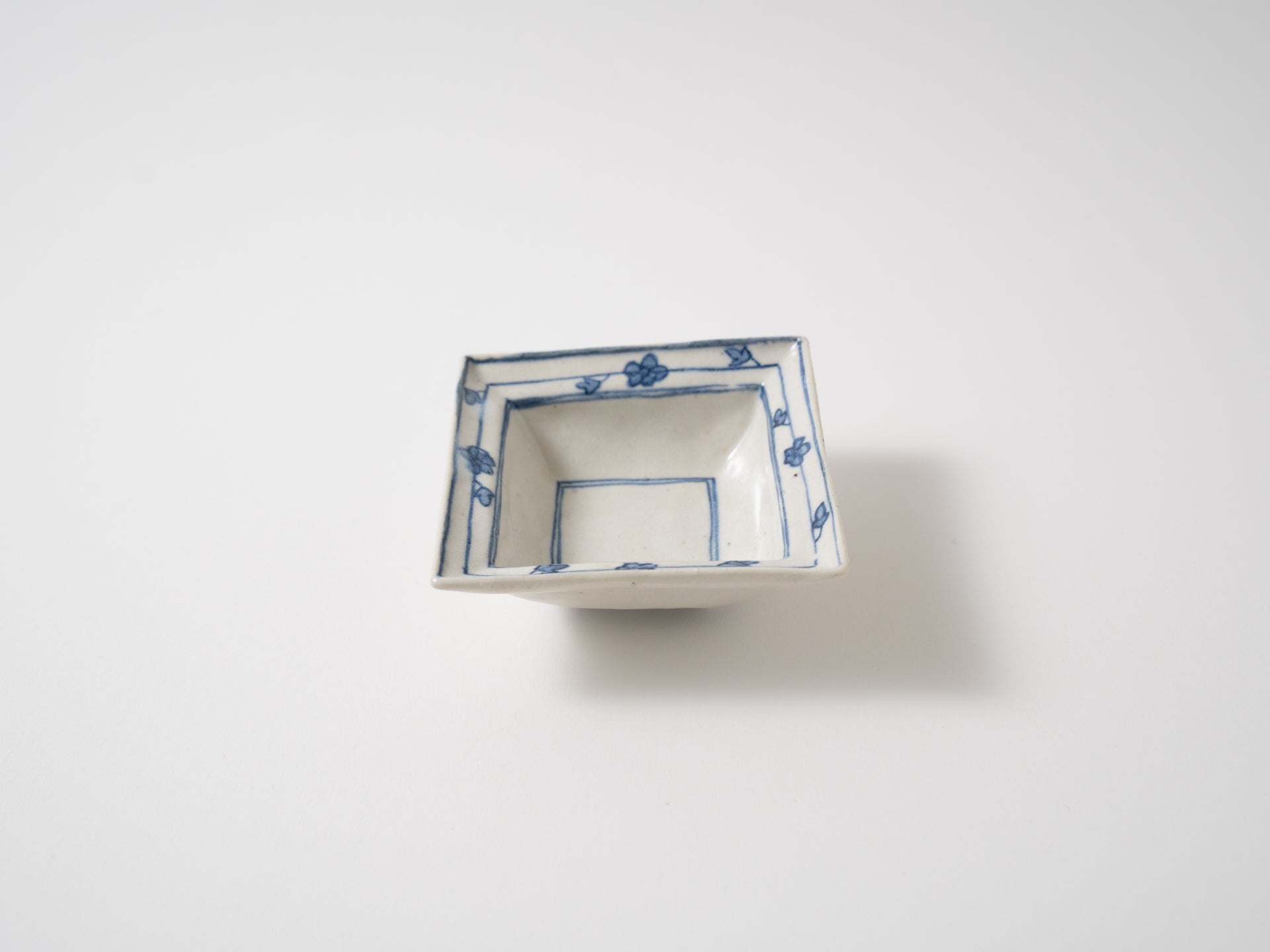 Small bowl with dyed ivy pattern [Kanae Nomura]