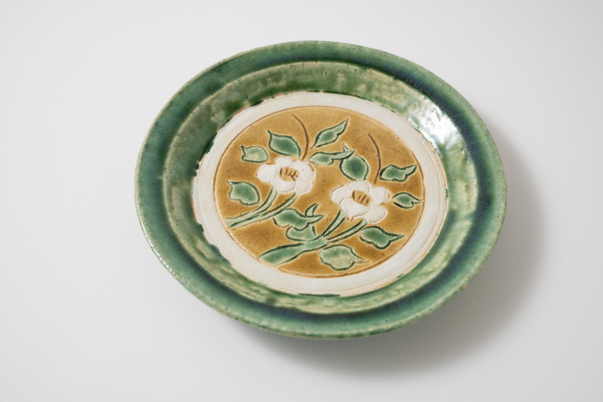 Three-color carved six-inch plate peony [Kanae Nomura]