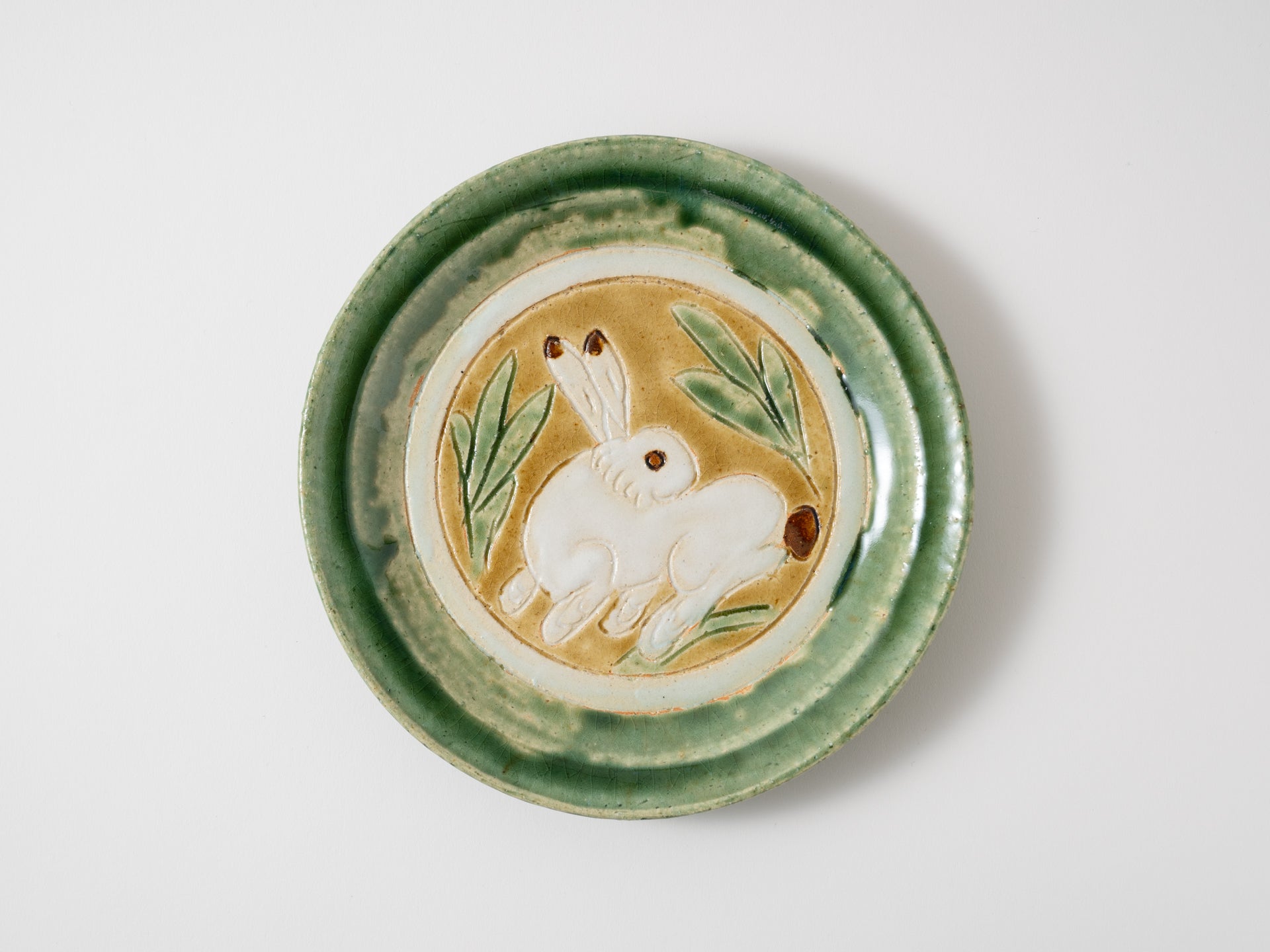 Three-color carved six-inch plate rabbit [Kanae Nomura]