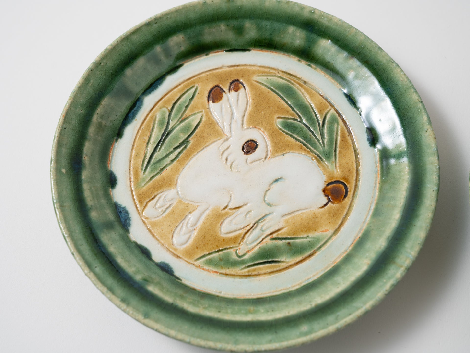 Three-color carved six-inch plate rabbit [Kanae Nomura]