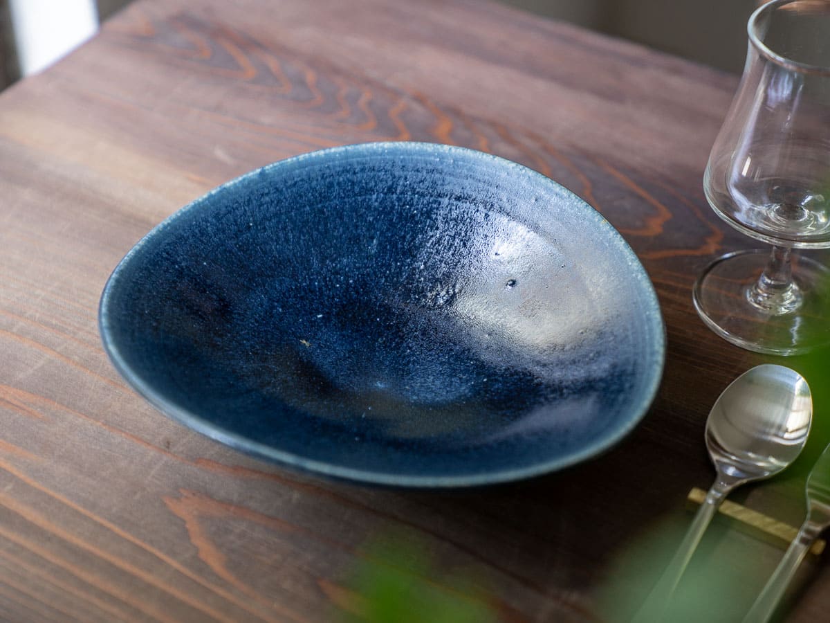 暮らしに寄り添う】テーブルを彩る紺碧色のパスタ皿セット