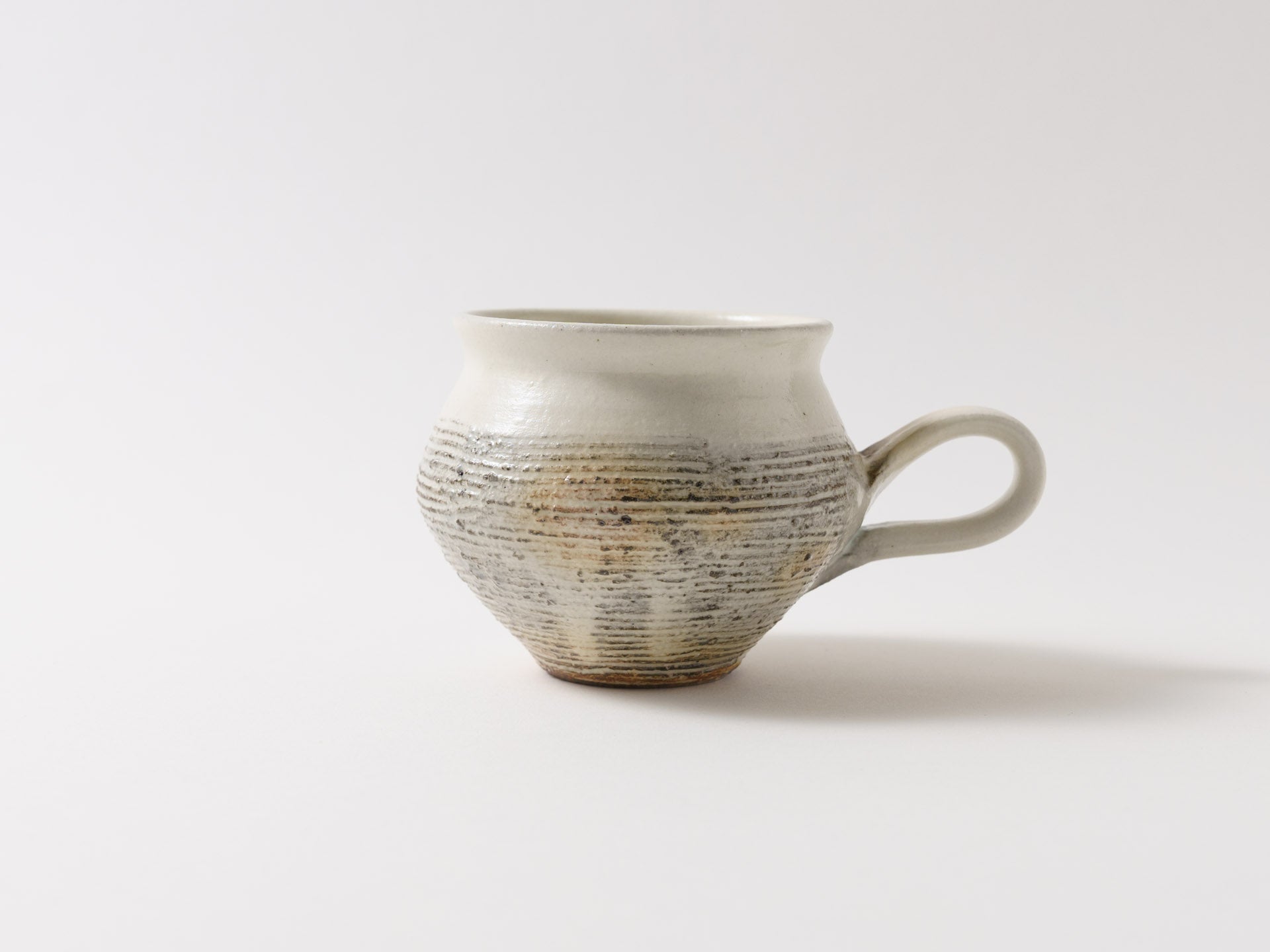 Fuchiyara horizontal carving tanu mug [Furuya Ceramics_ex23]