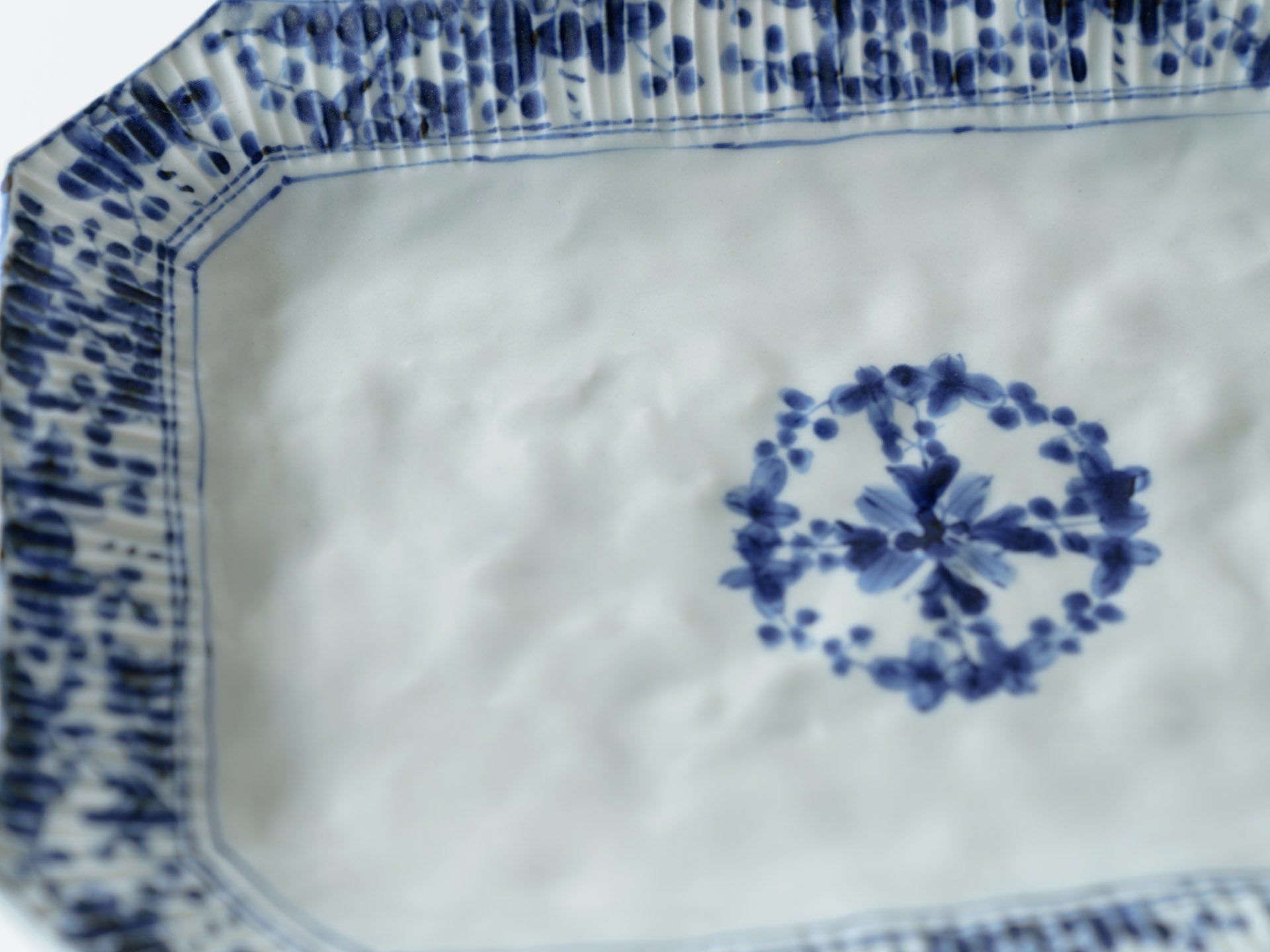 Shinogi dyed flower horsetail square plate [Teiichiro Matsuo]