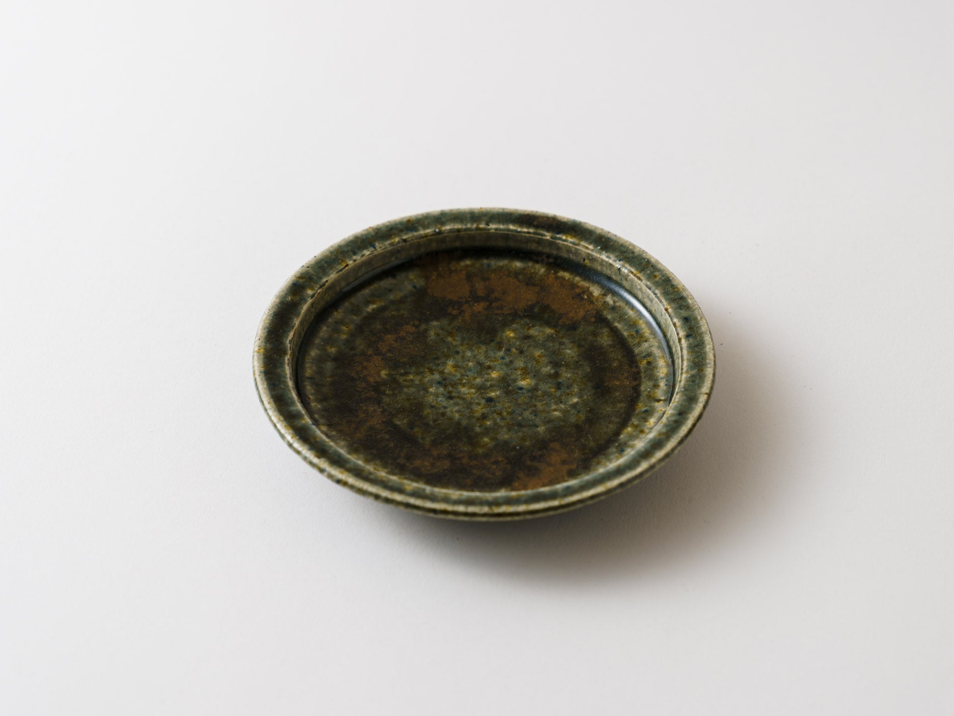 Rust green glaze rim flat small plate [Kanae Nomura]