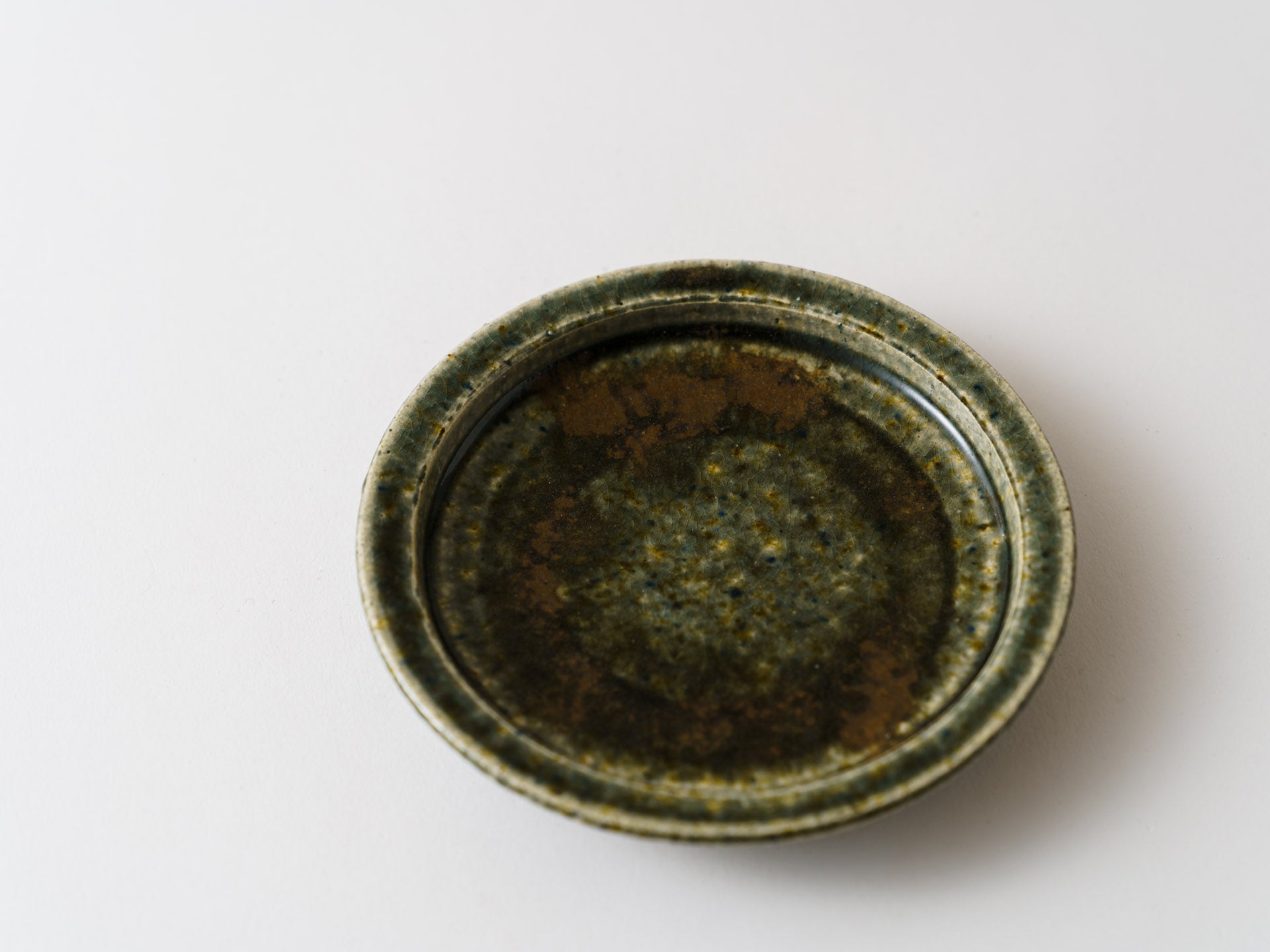 Rust green glaze rim flat small plate [Kanae Nomura]