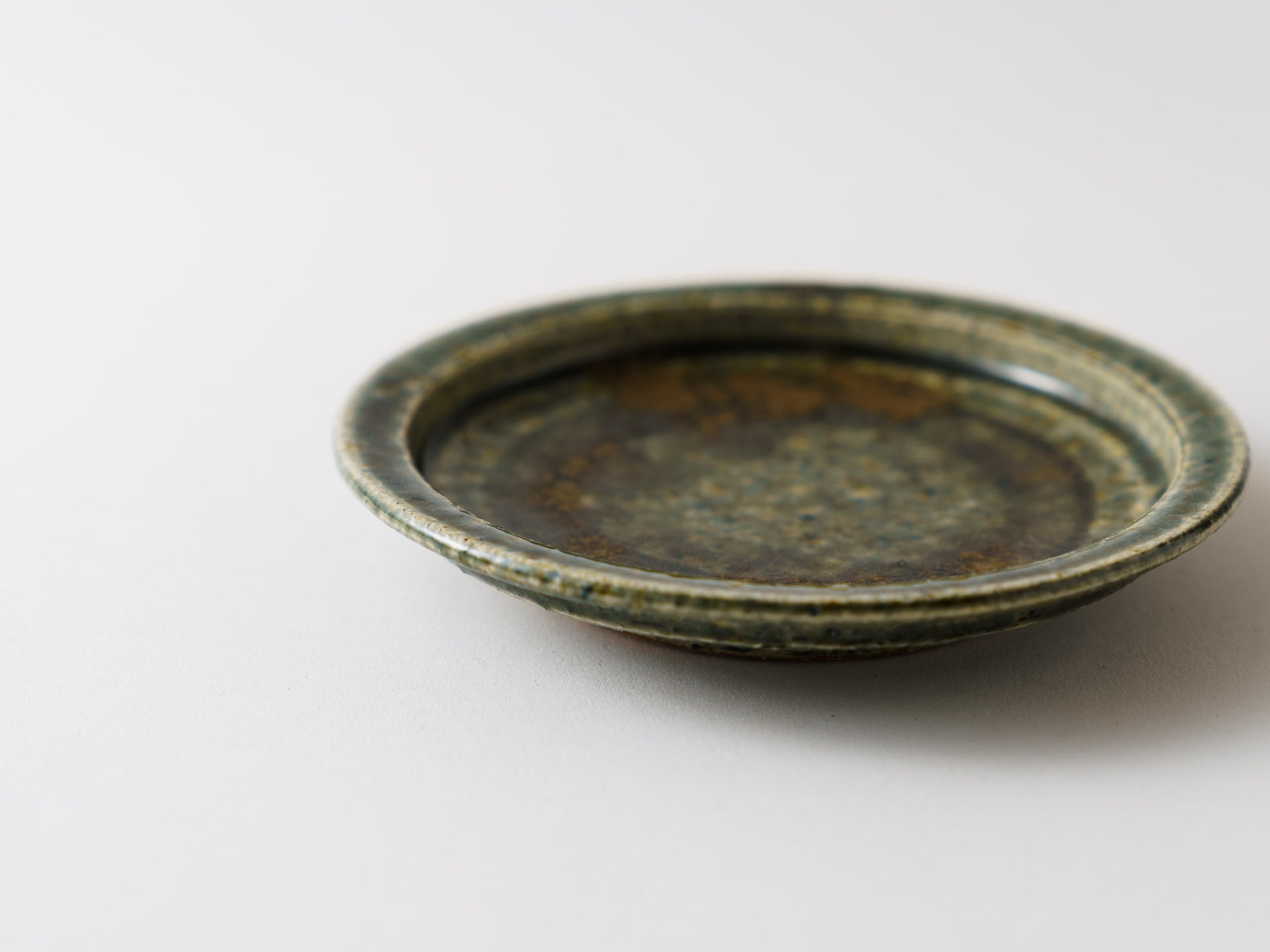 Rust green glaze rim flat small plate [Kanae Nomura]