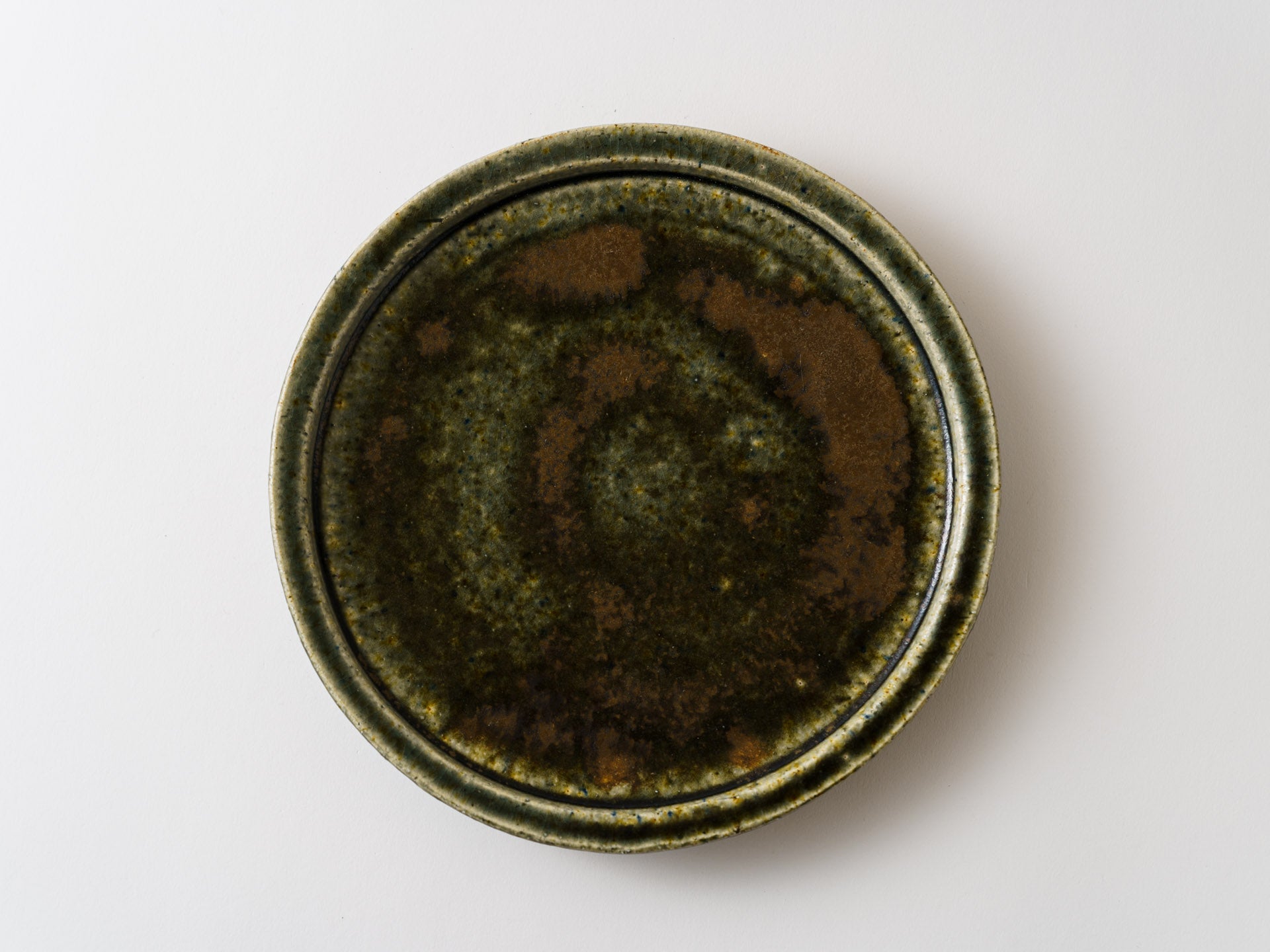 Rust green glaze rim flat 7 inch plate [Kanae Nomura]