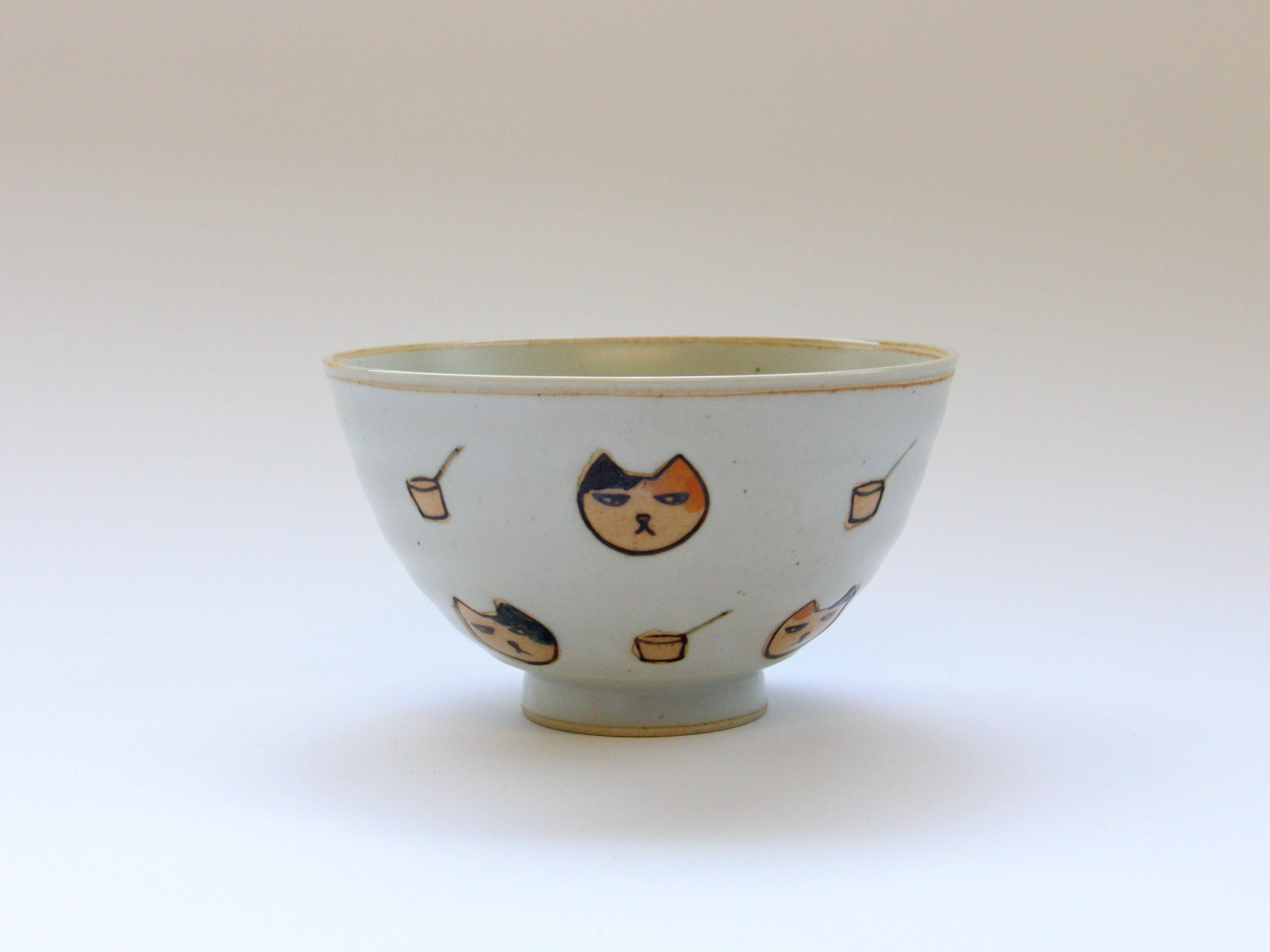 Both the cat and the ladle are rice bowls, white [Soebu Pottery]