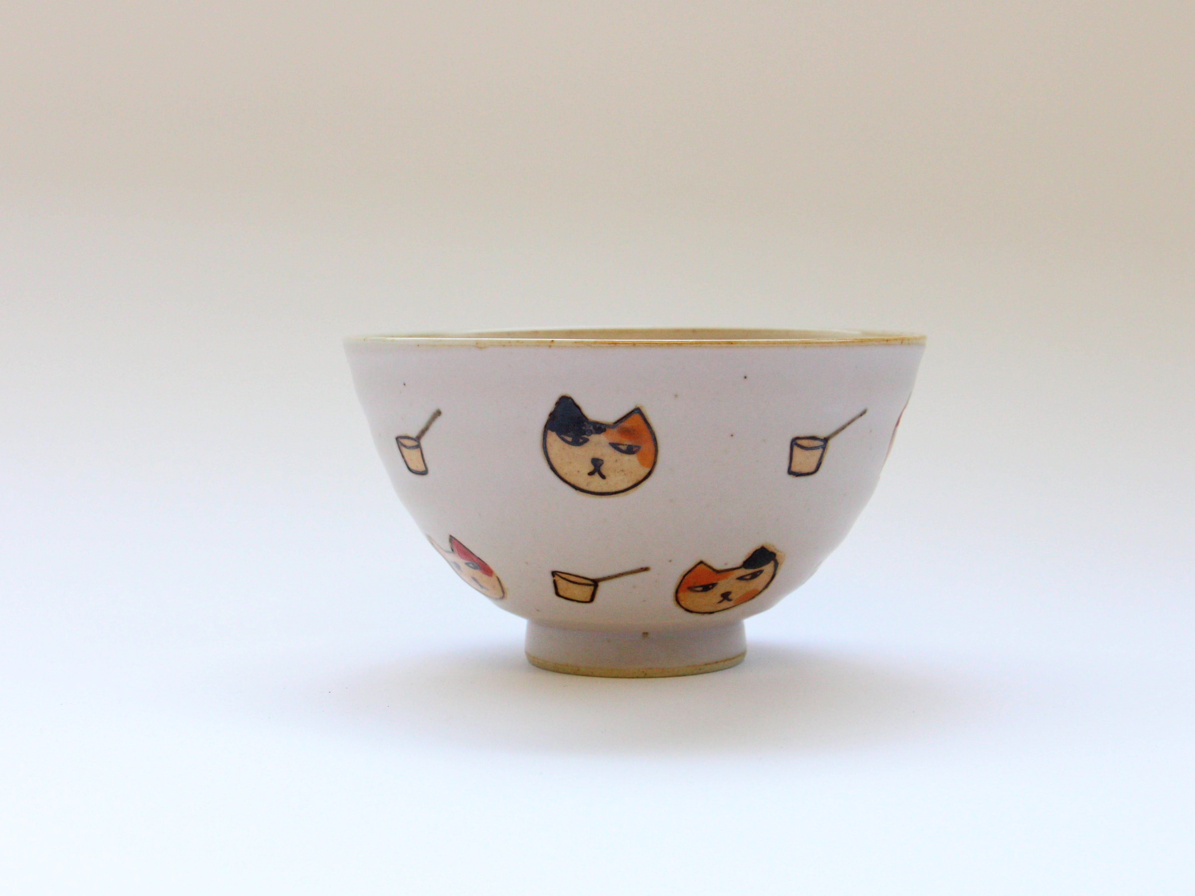 Both the cat and the ladle are rice bowls pink [Soebu Pottery]