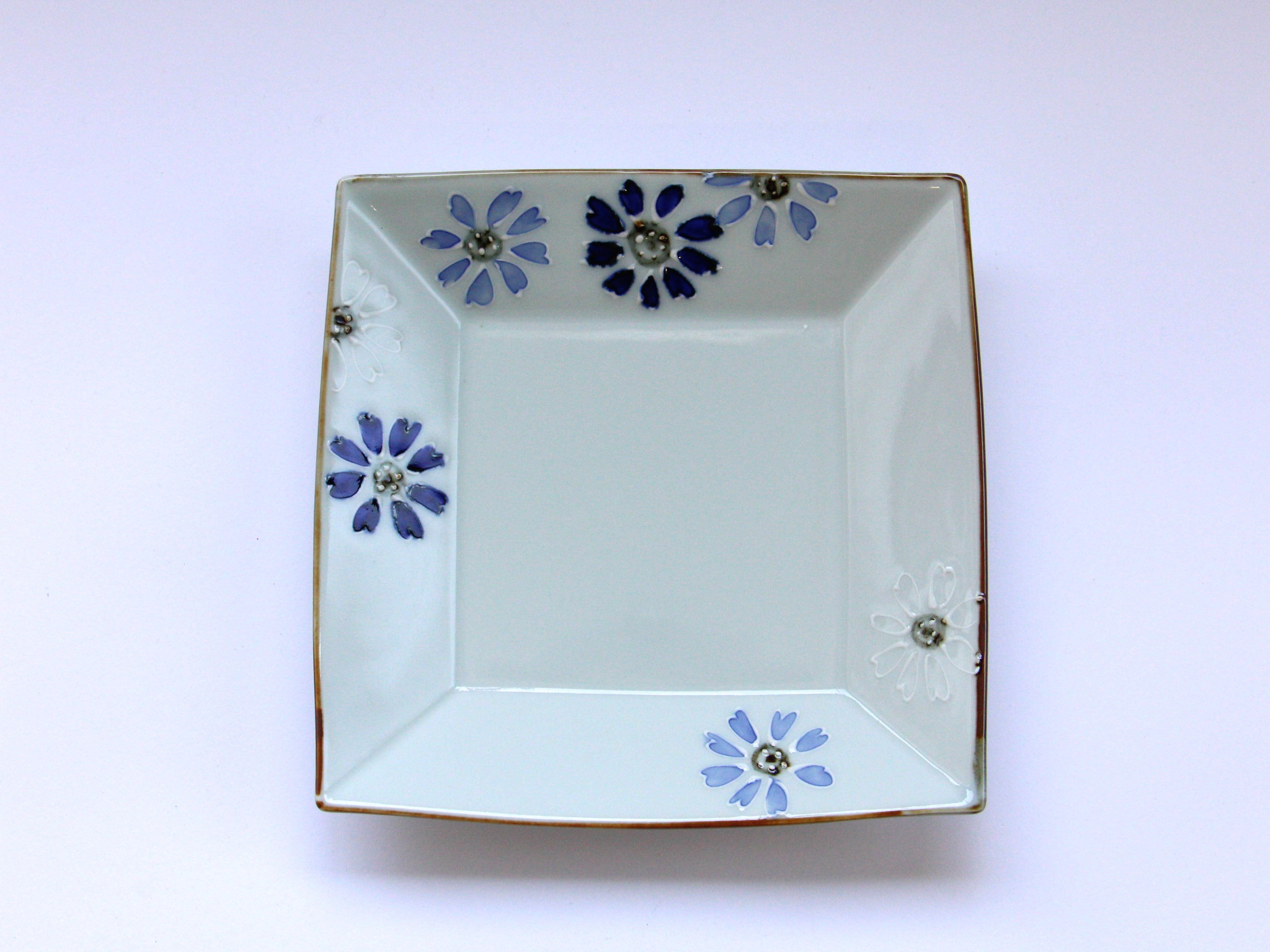 A rare floret chirashi 5.5 inch square plate [Tokushichigama]
