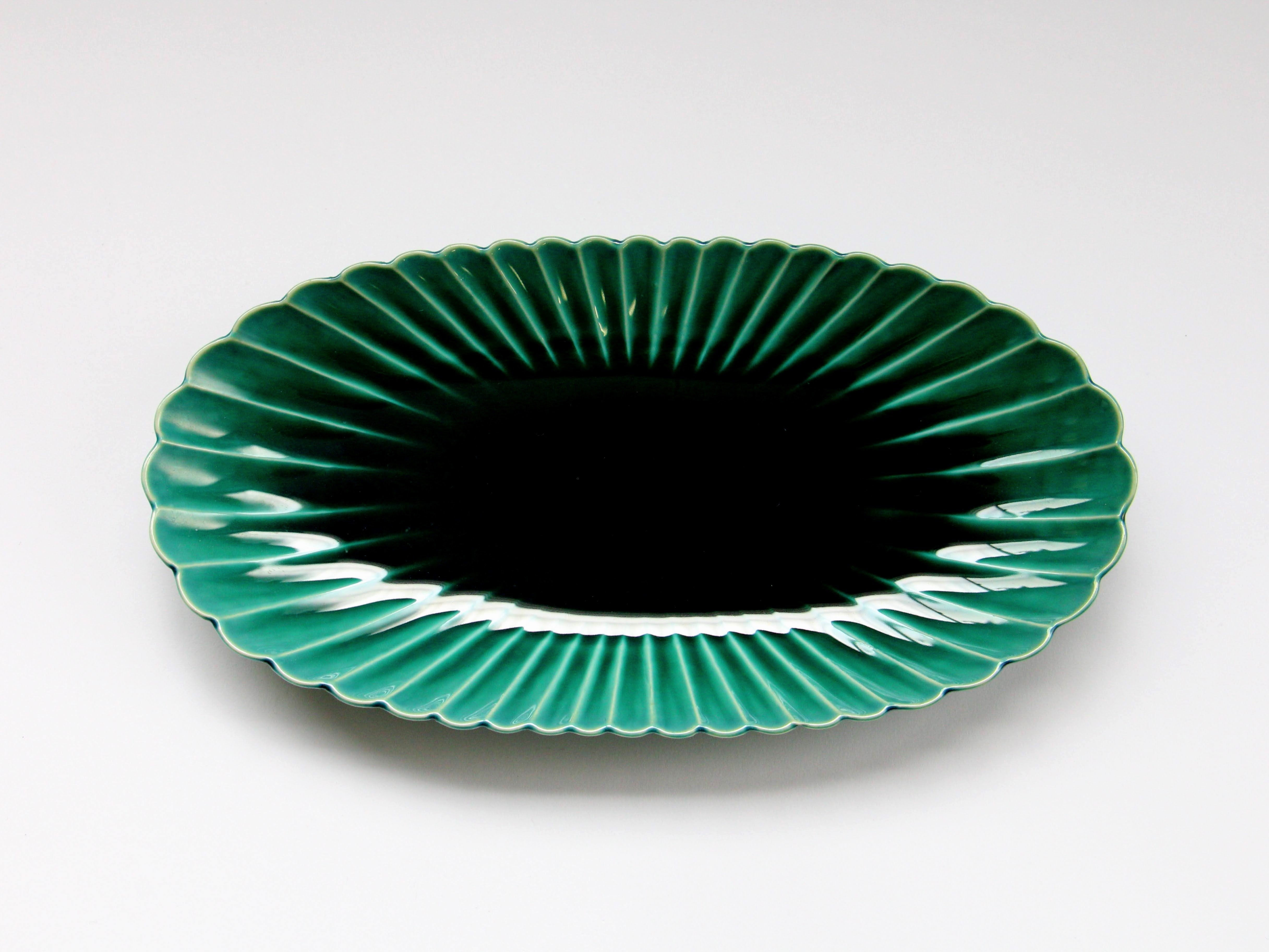 Dark green glazed chrysanthemum-shaped oval plate [Ken Kaji porcelain]