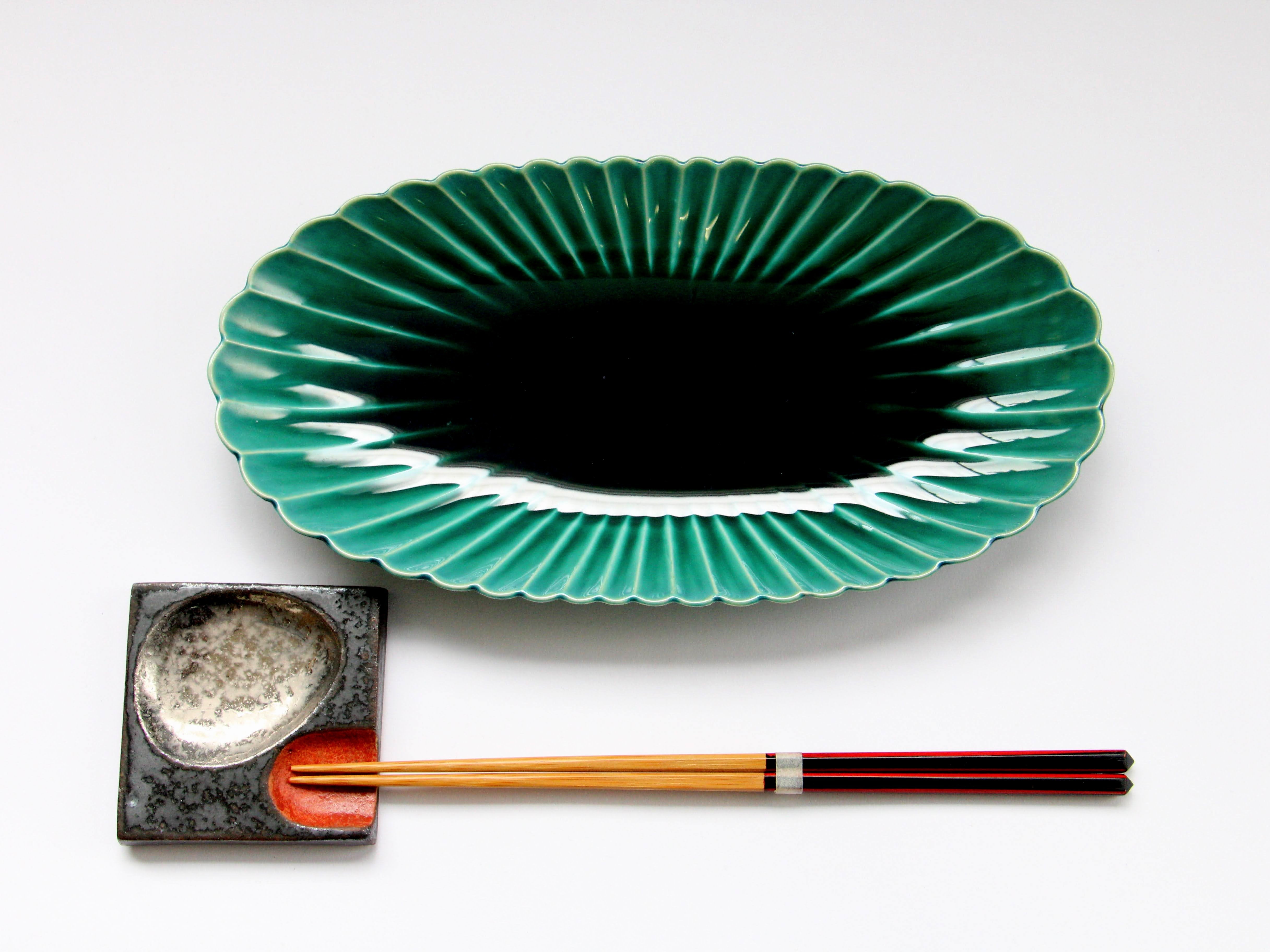 Dark green glazed chrysanthemum-shaped oval plate [Ken Kaji porcelain]