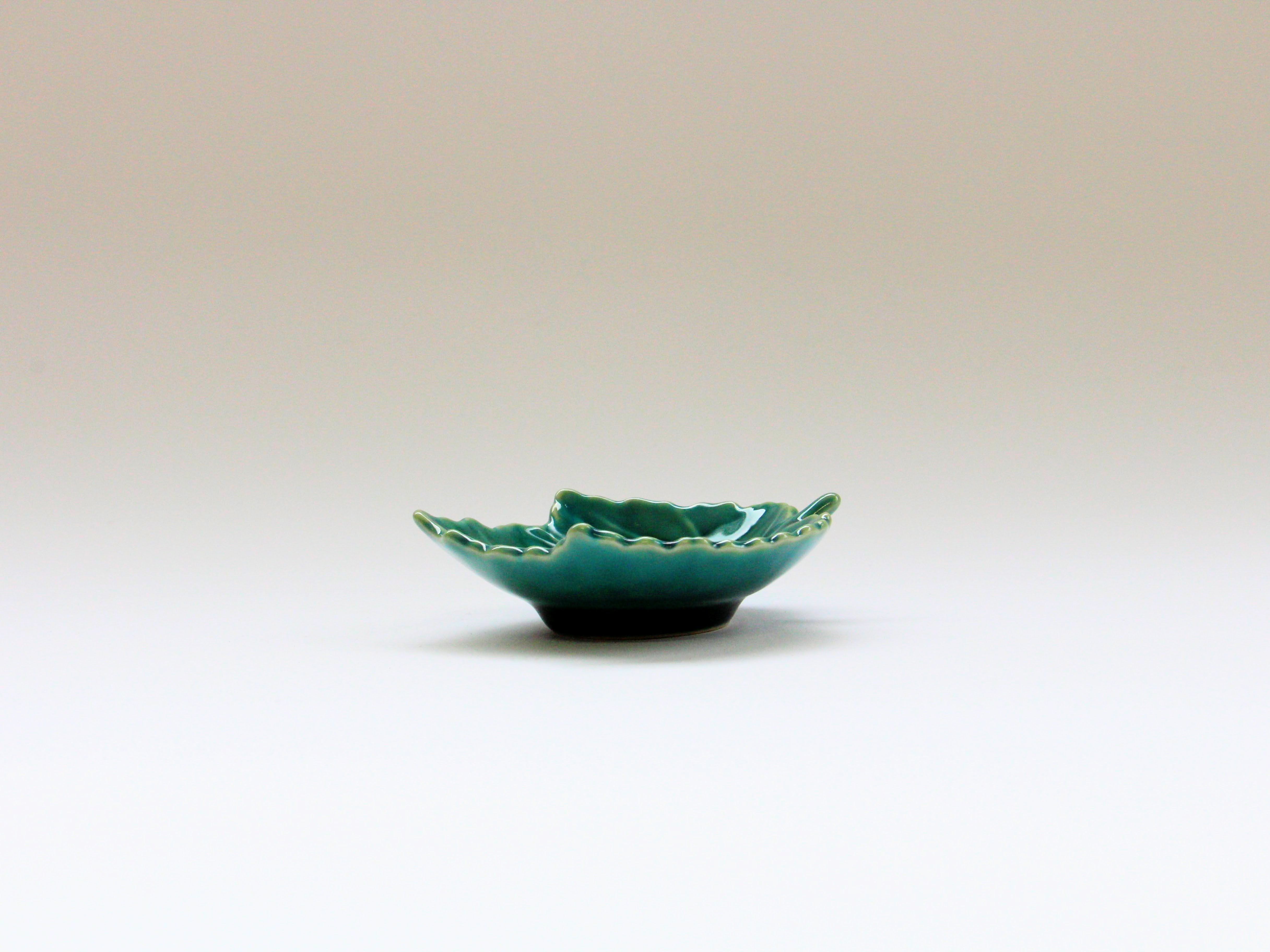Dark green glazed leaf-shaped small plate [Kajiken Seiji]