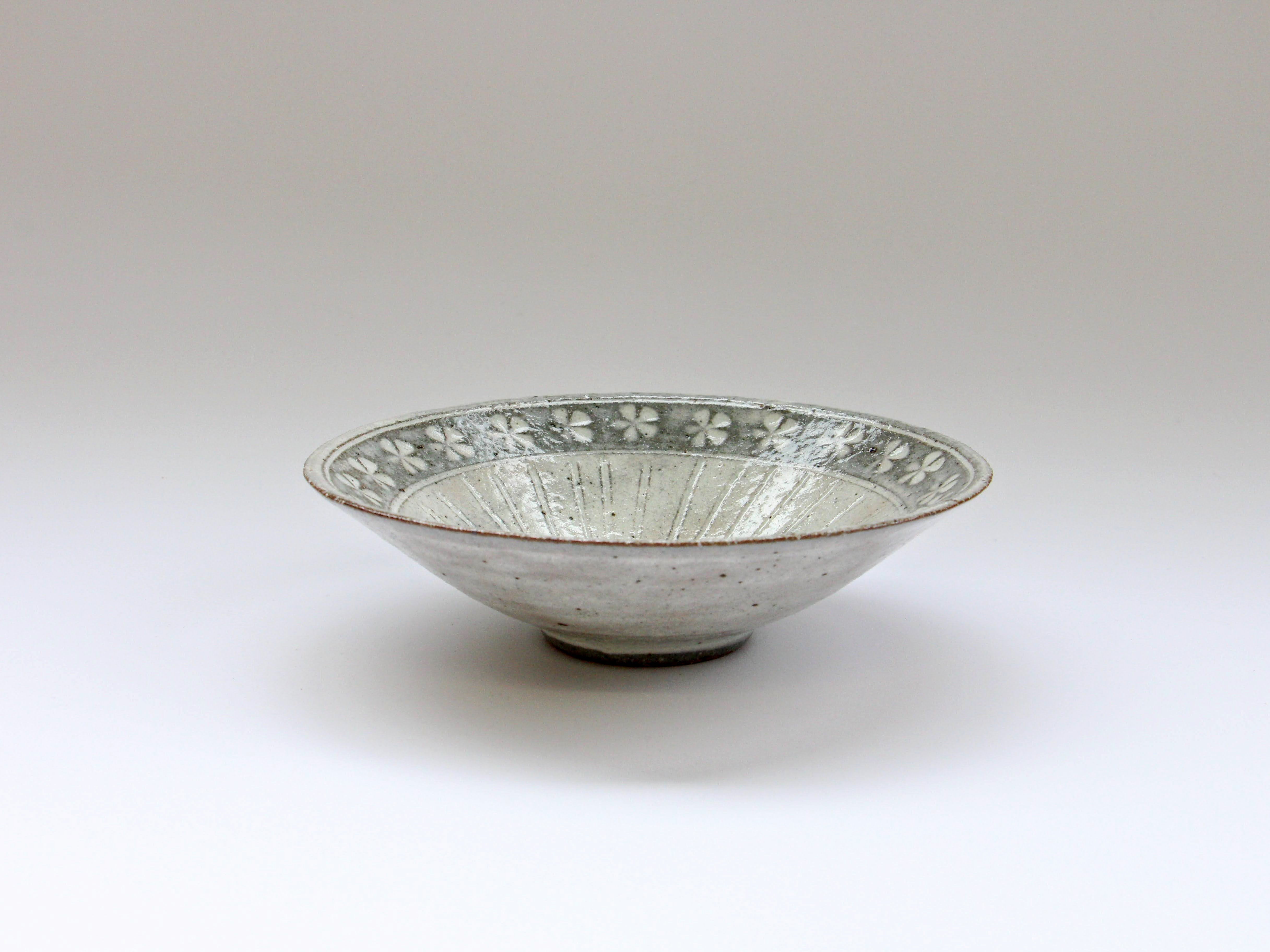 5.5 inch pot with flower pattern on powder line [Hyozan kiln]
