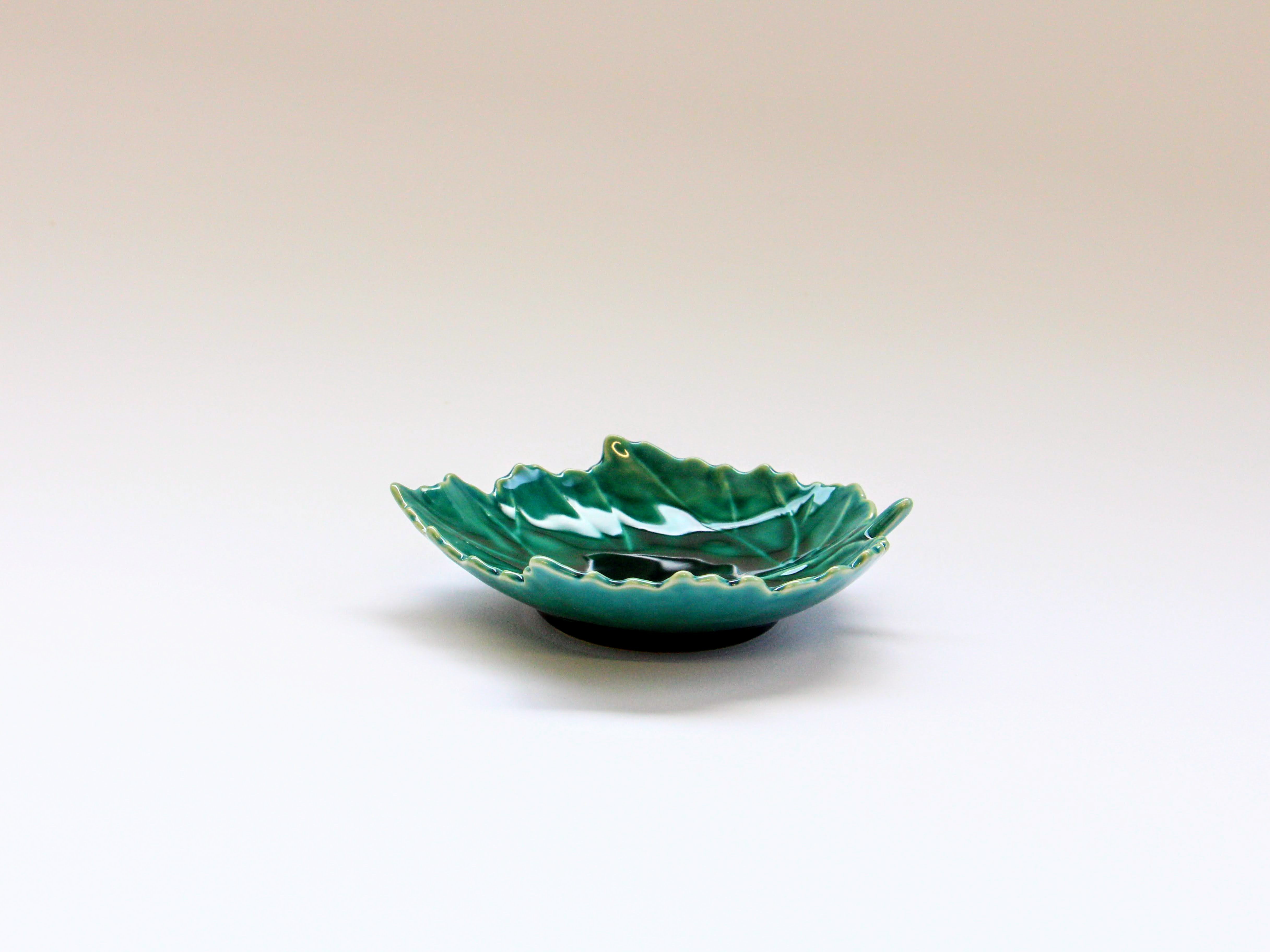 Dark green glazed leaf-shaped plate [Kajiken Seiji]