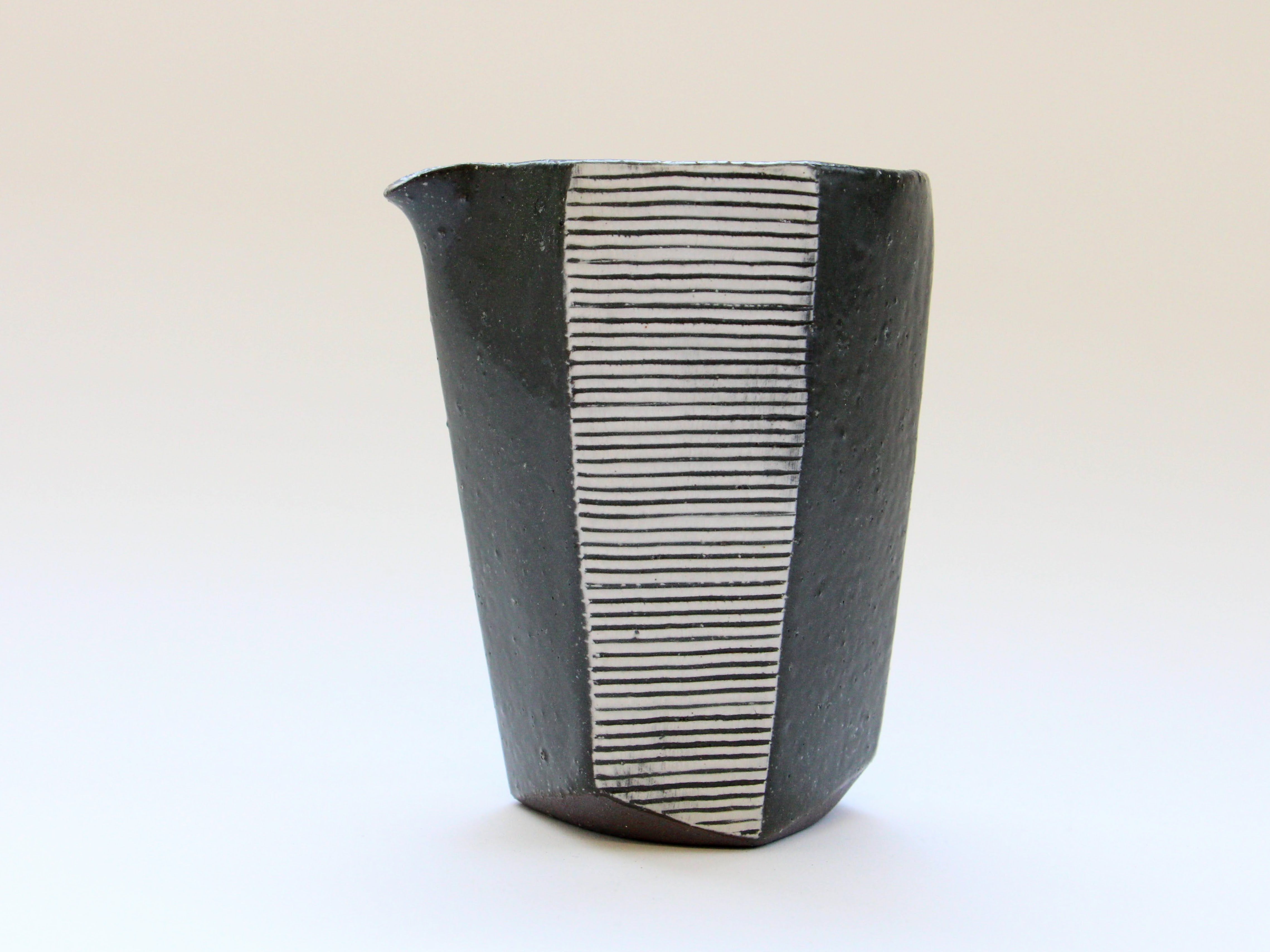 黒釉白地線彫六角注器【大友辰雄】