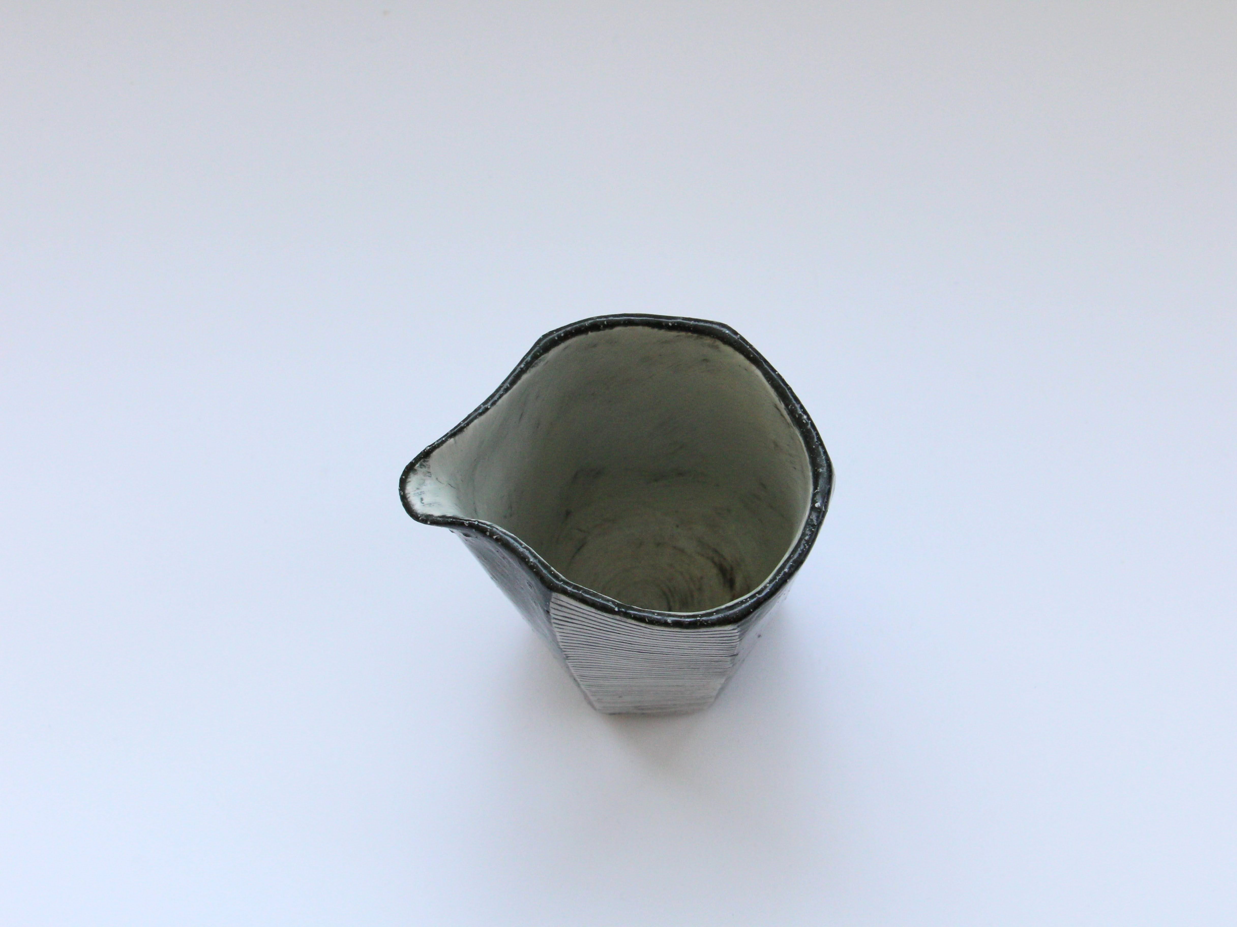 黒釉白地線彫六角注器【大友辰雄】