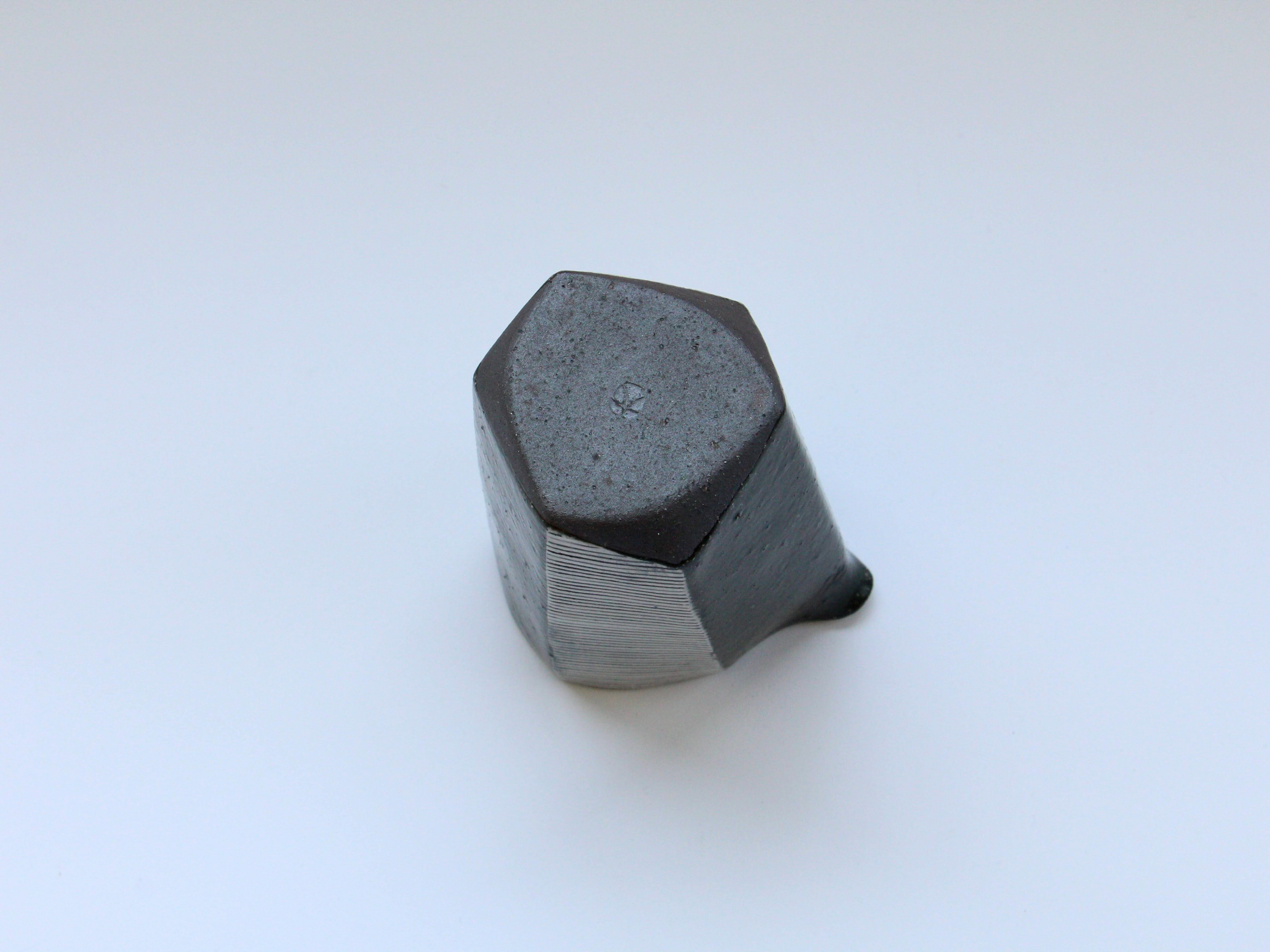 黒釉白地線彫六角注器【大友辰雄】