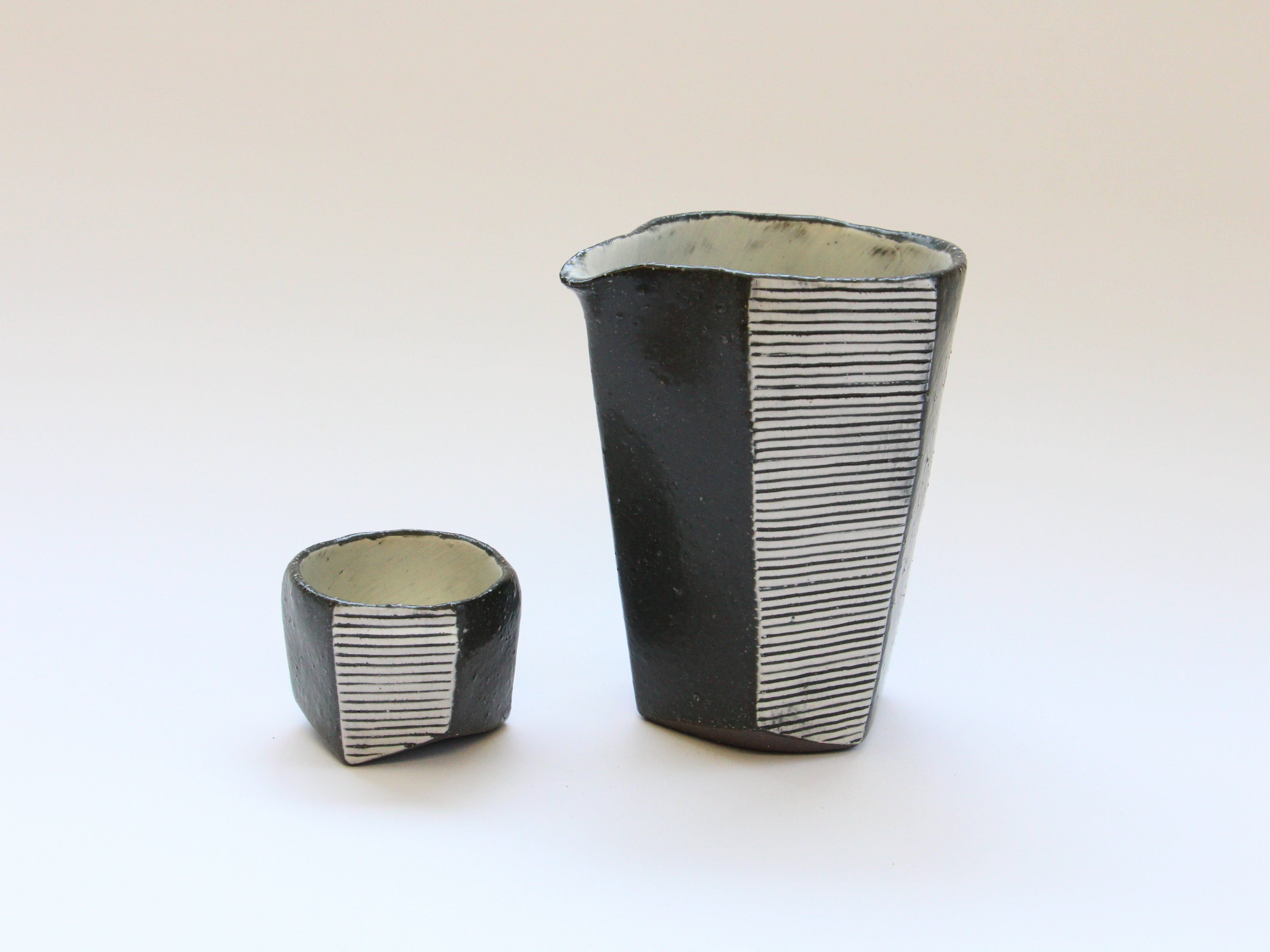 黒釉白地線彫六角ぐい呑【大友辰雄】