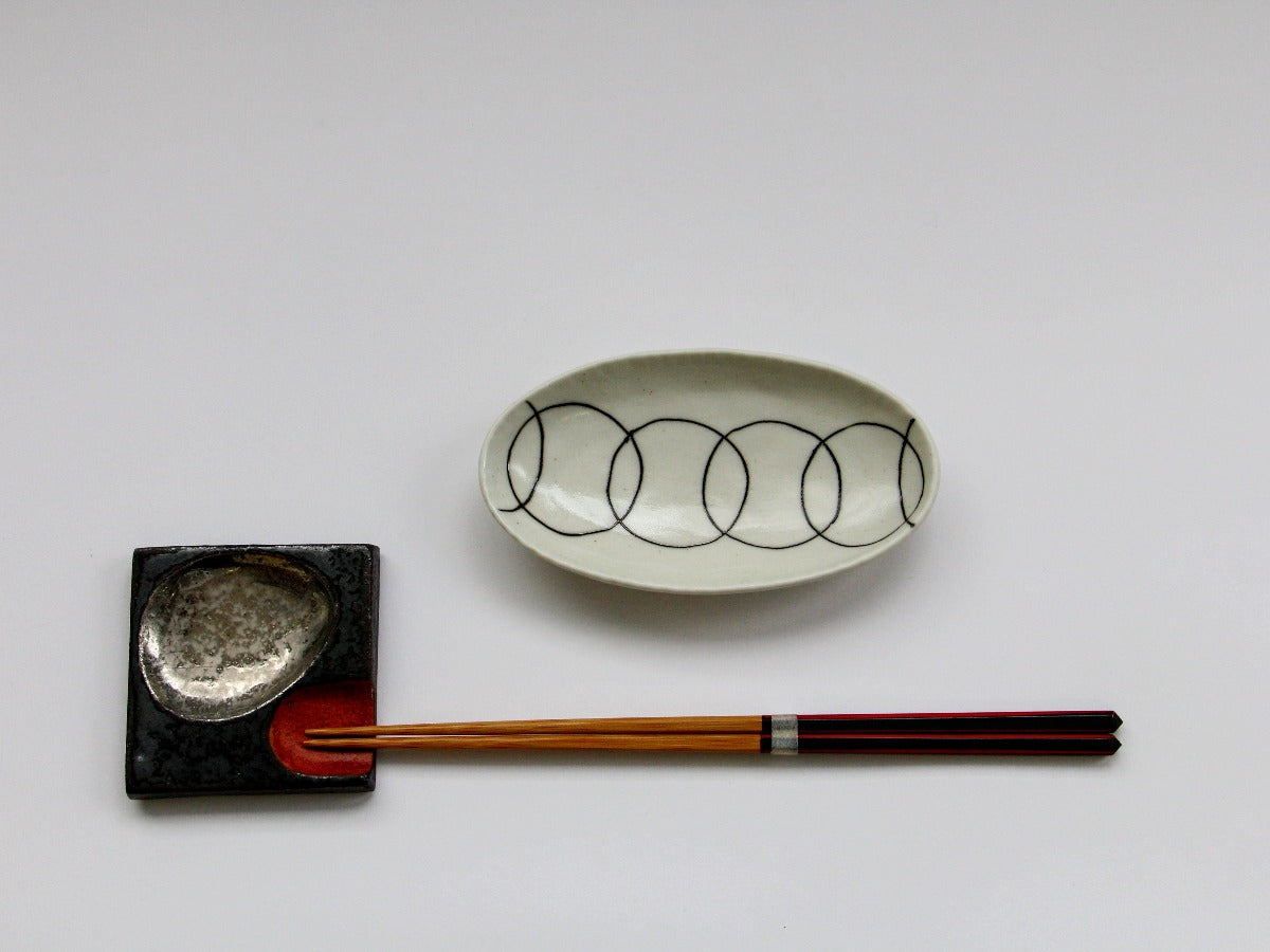 梨地彫り輪つなぎ紋楕円長小皿【田森陶園】