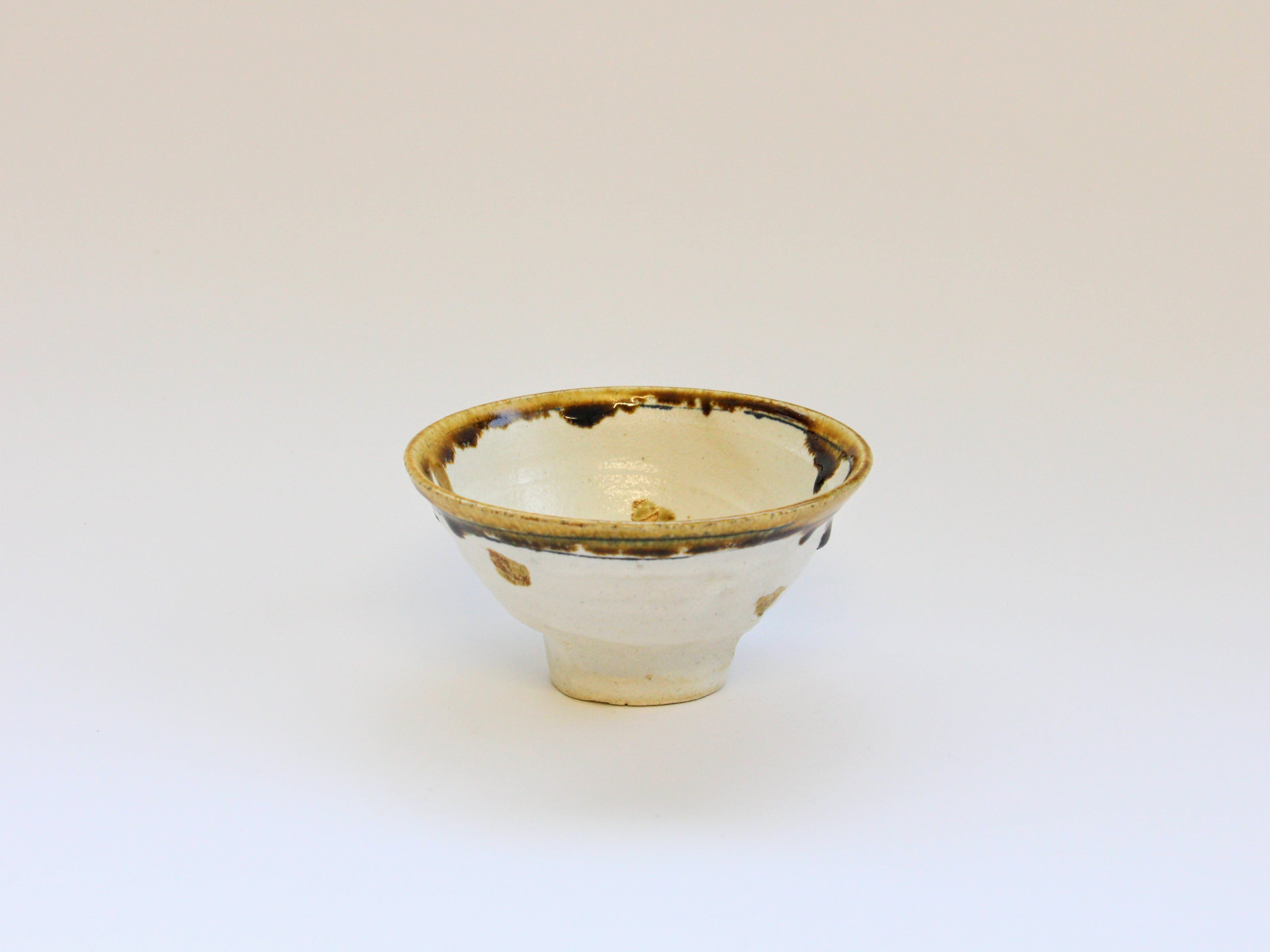 Rice bowl with white makeup lines and yellow dots [Kazuhito Yamamoto]