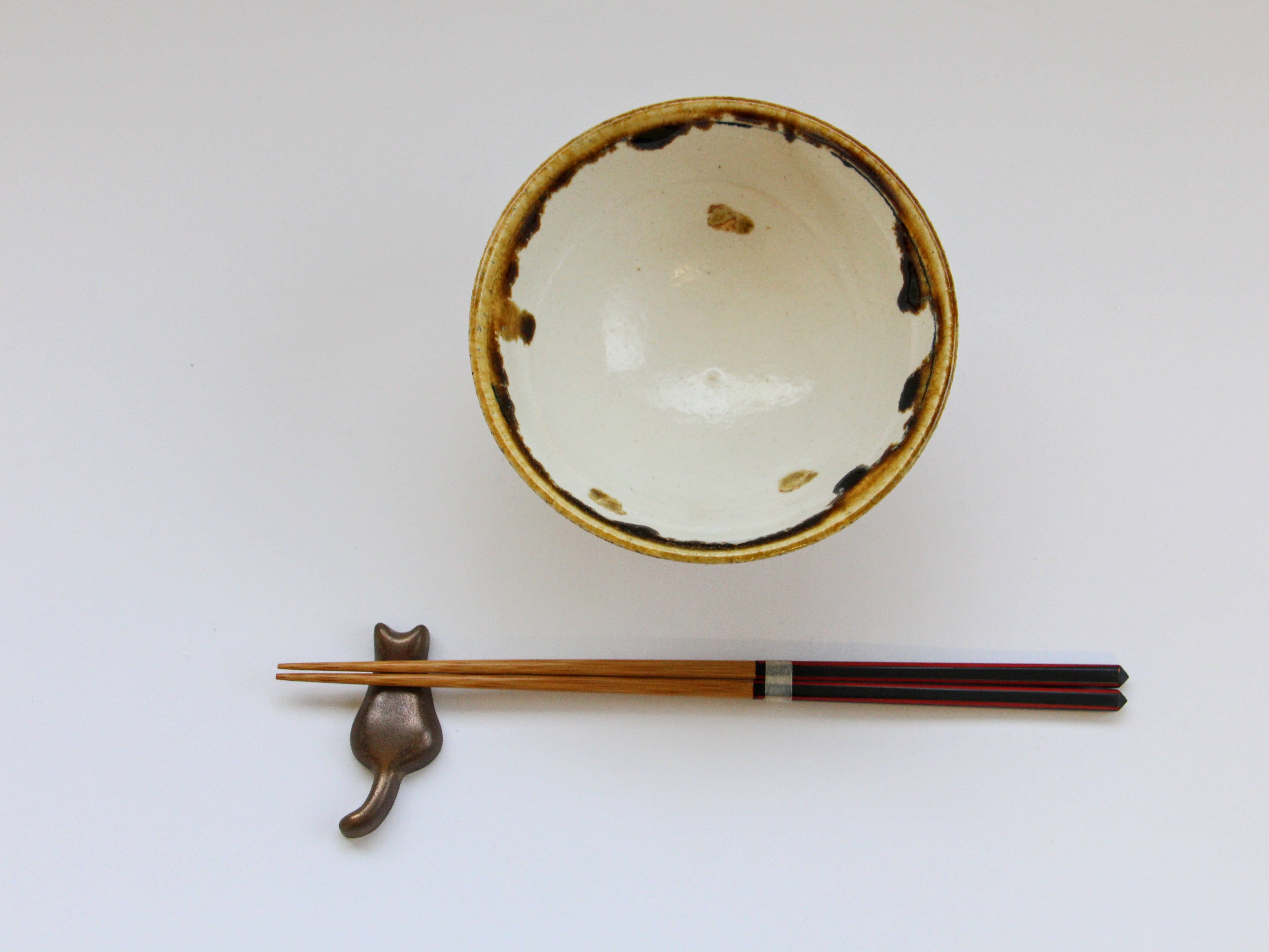 Rice bowl with white makeup lines and yellow dots [Kazuhito Yamamoto]