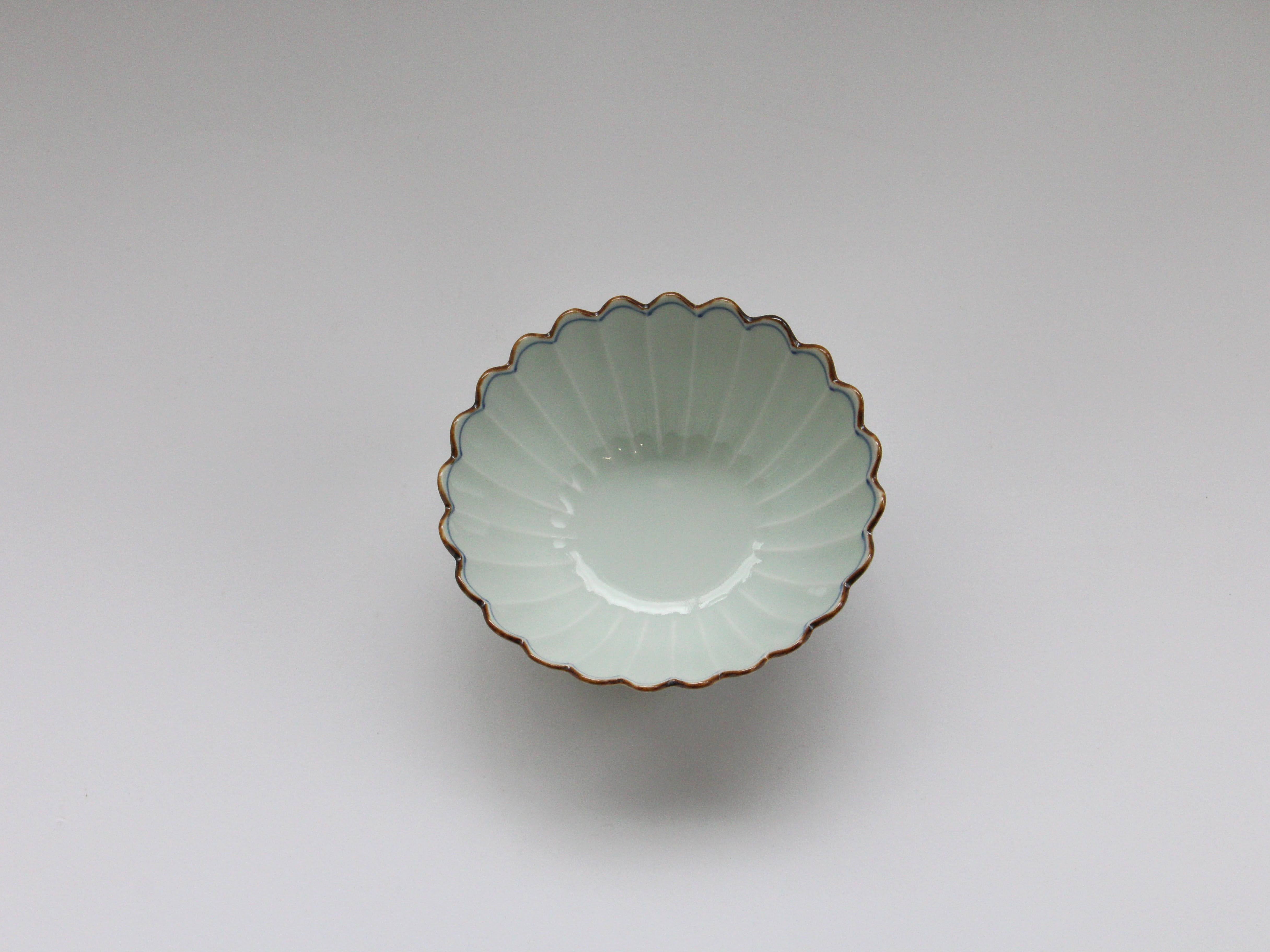 Fuchi Sabigos line chrysanthemum-shaped oval small bowl [Kaji Ken Seiji]