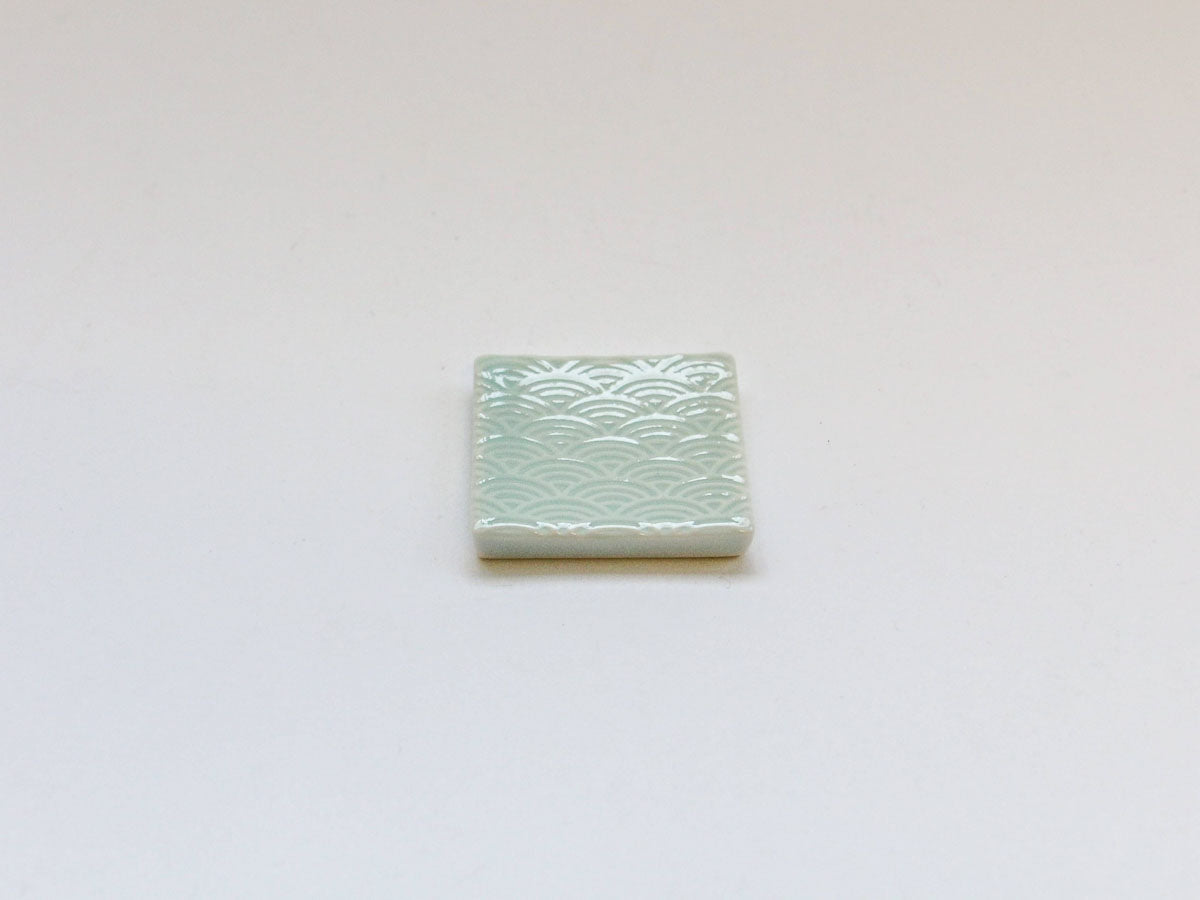青白磁青海波彫り角箸置き【梶謙製磁】